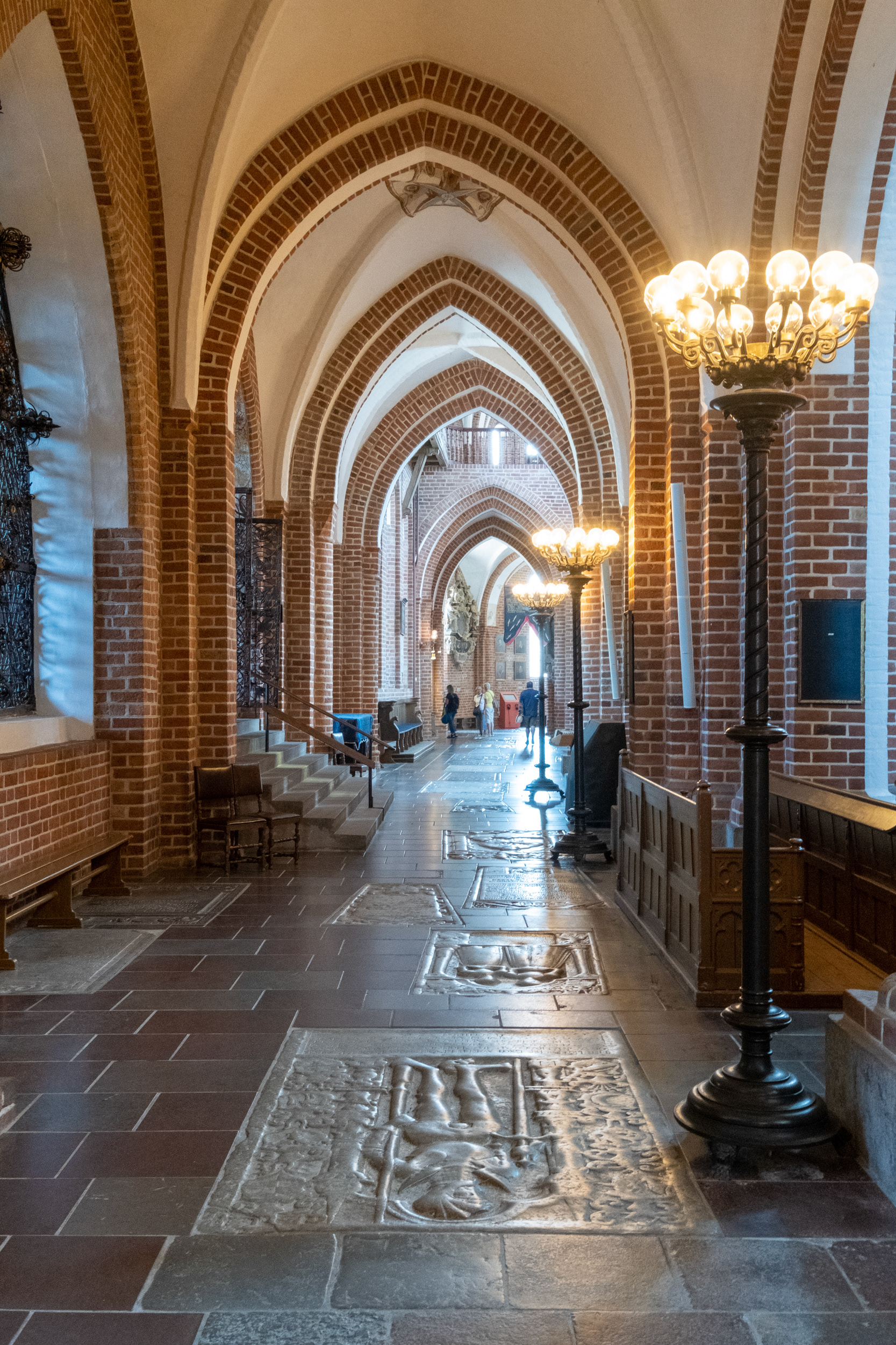 Catedral de Roskilde - lápidas en el piso