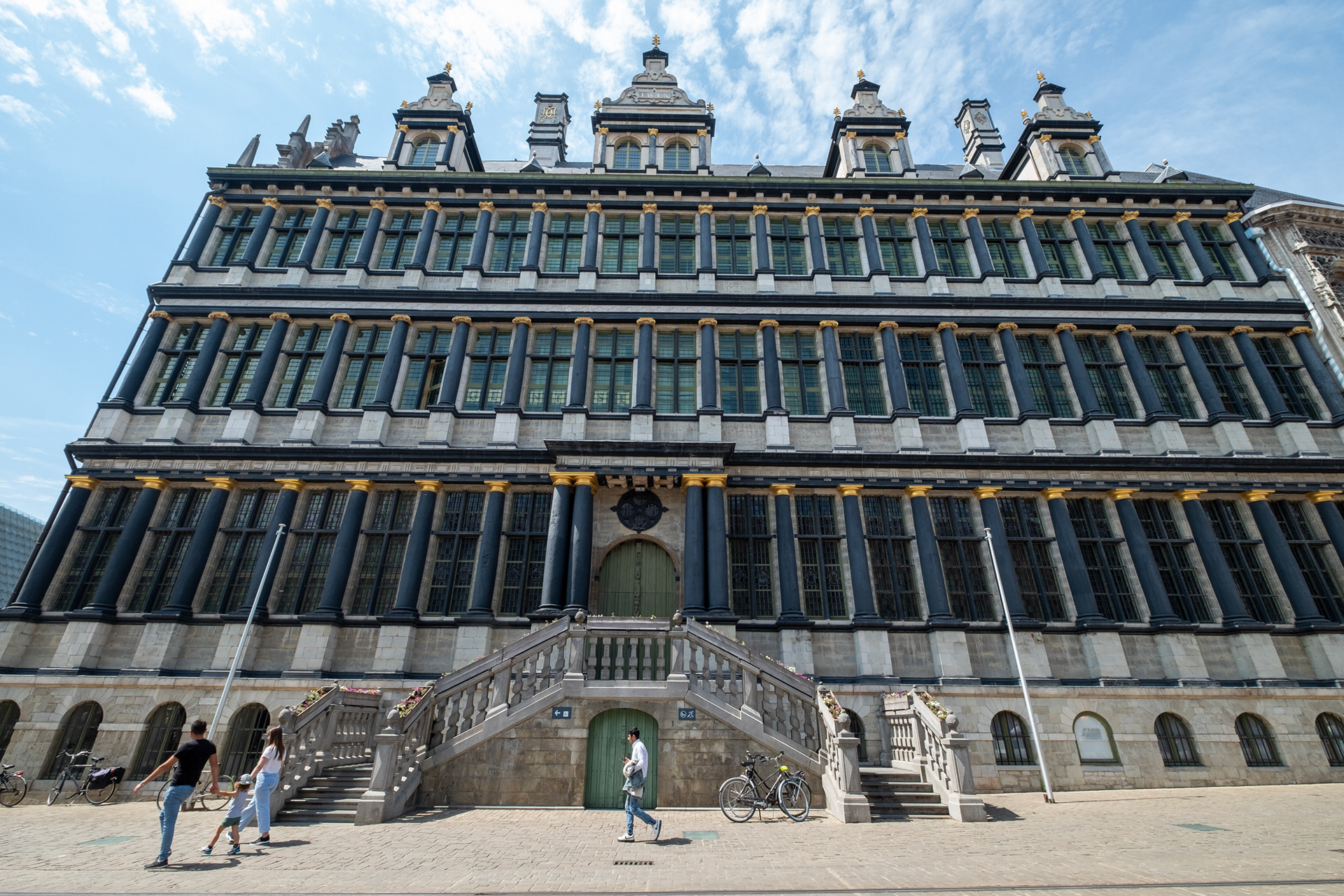 Stadhuis Gent - Ayuntamiento, tiene dos fachadas totalmente diferentes: Estilo renacentista y otro Estilo Gótico