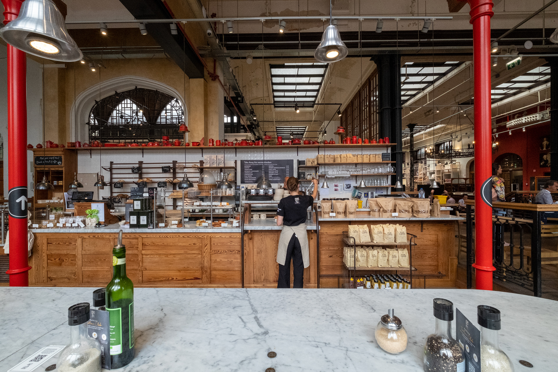 Mercado, dentro del viejo edificio de correos - The Post