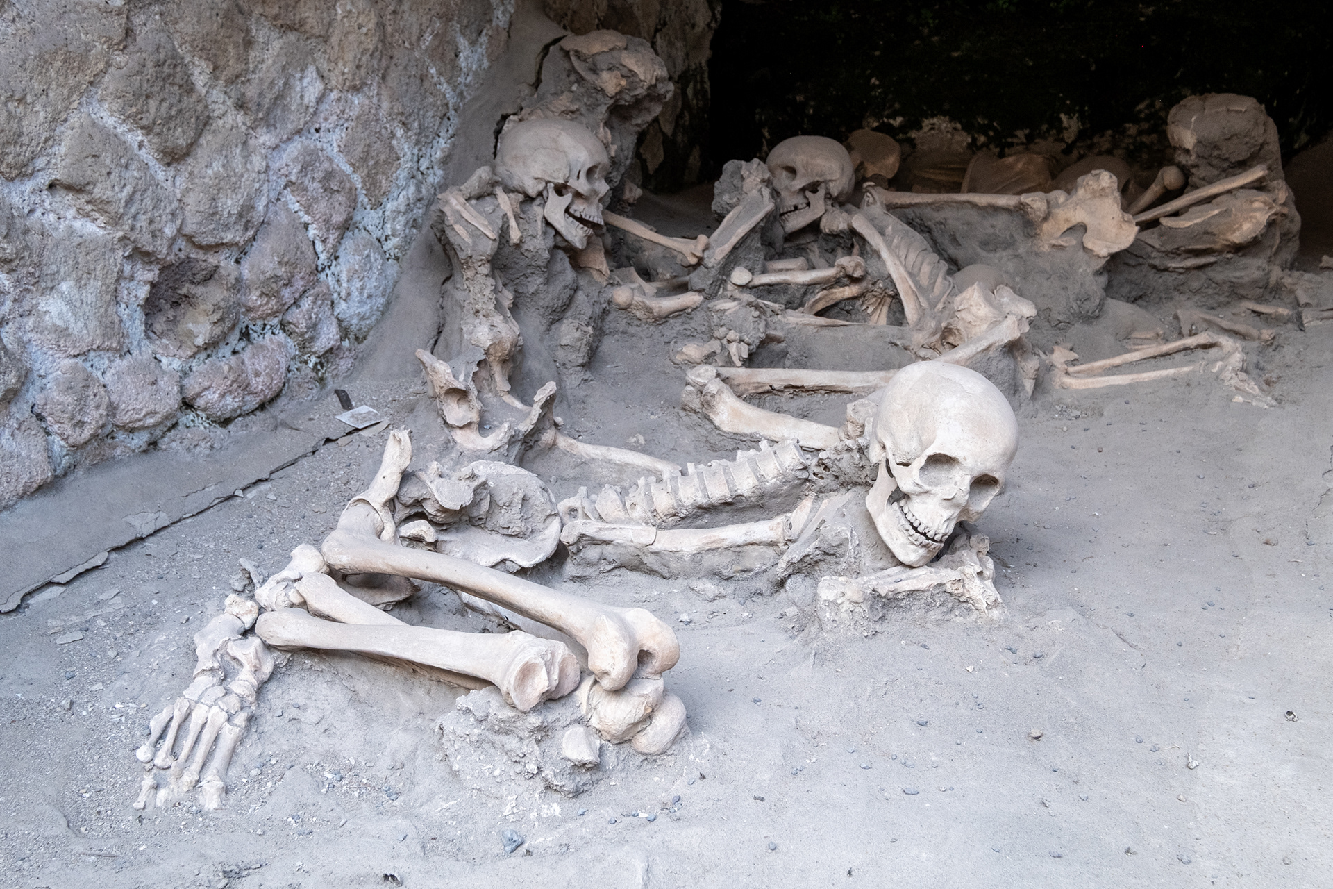Almacenes portuarios, junto a donde estaba la playa. Allí intentaron refugiarse