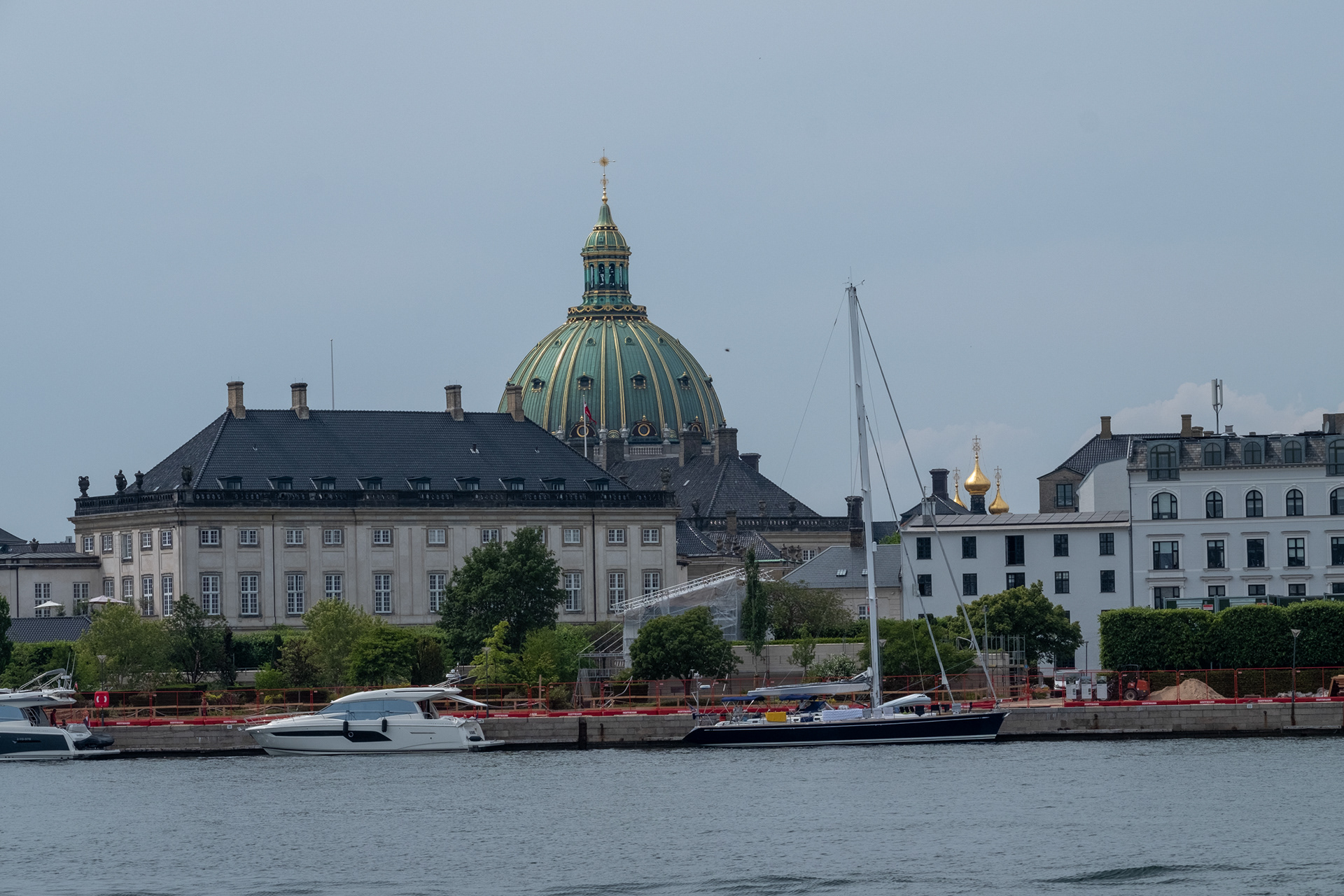 Copenhague - Amalienborg y detrás iglesia de mármol