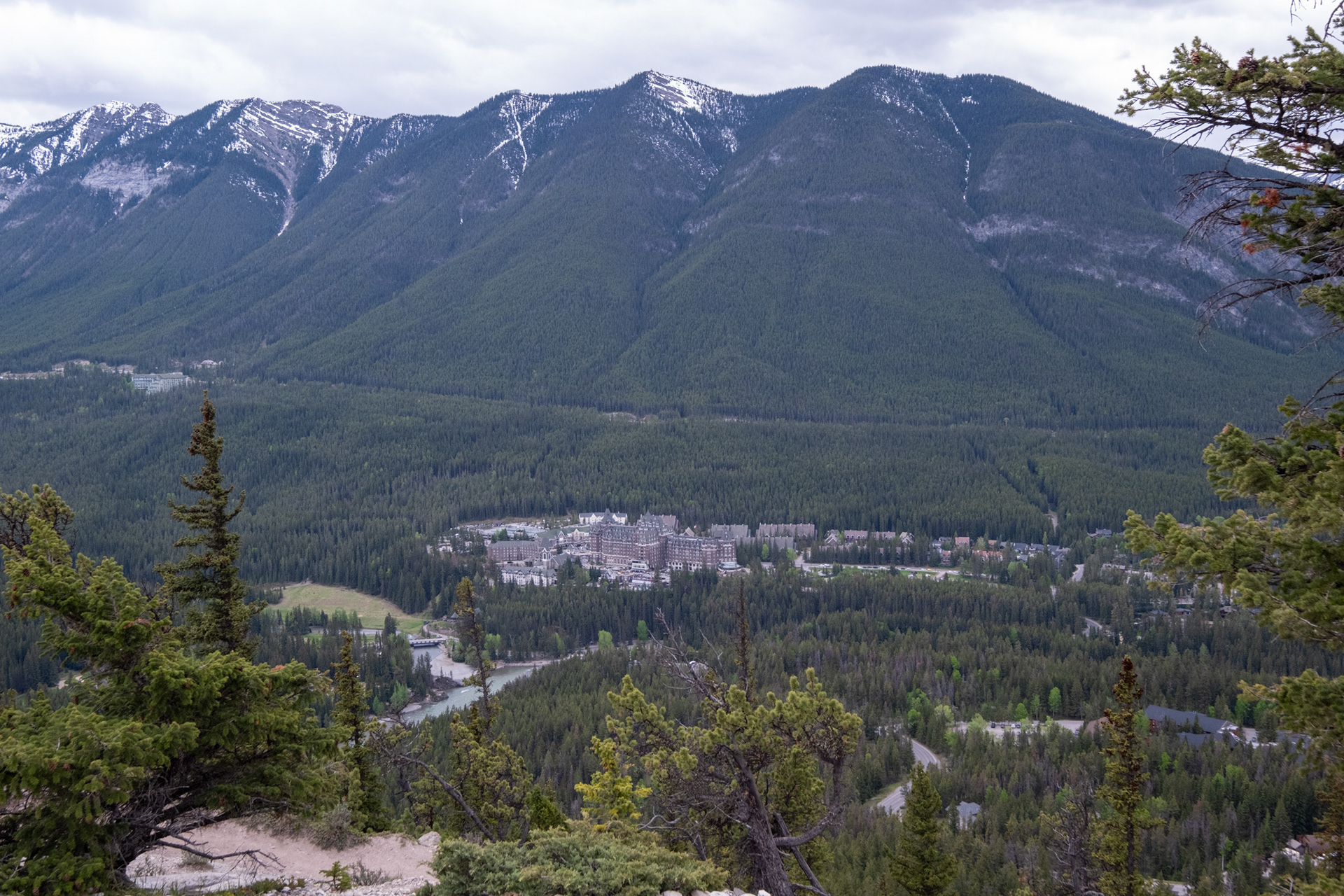 Tunnel View trail - Banff pueblo