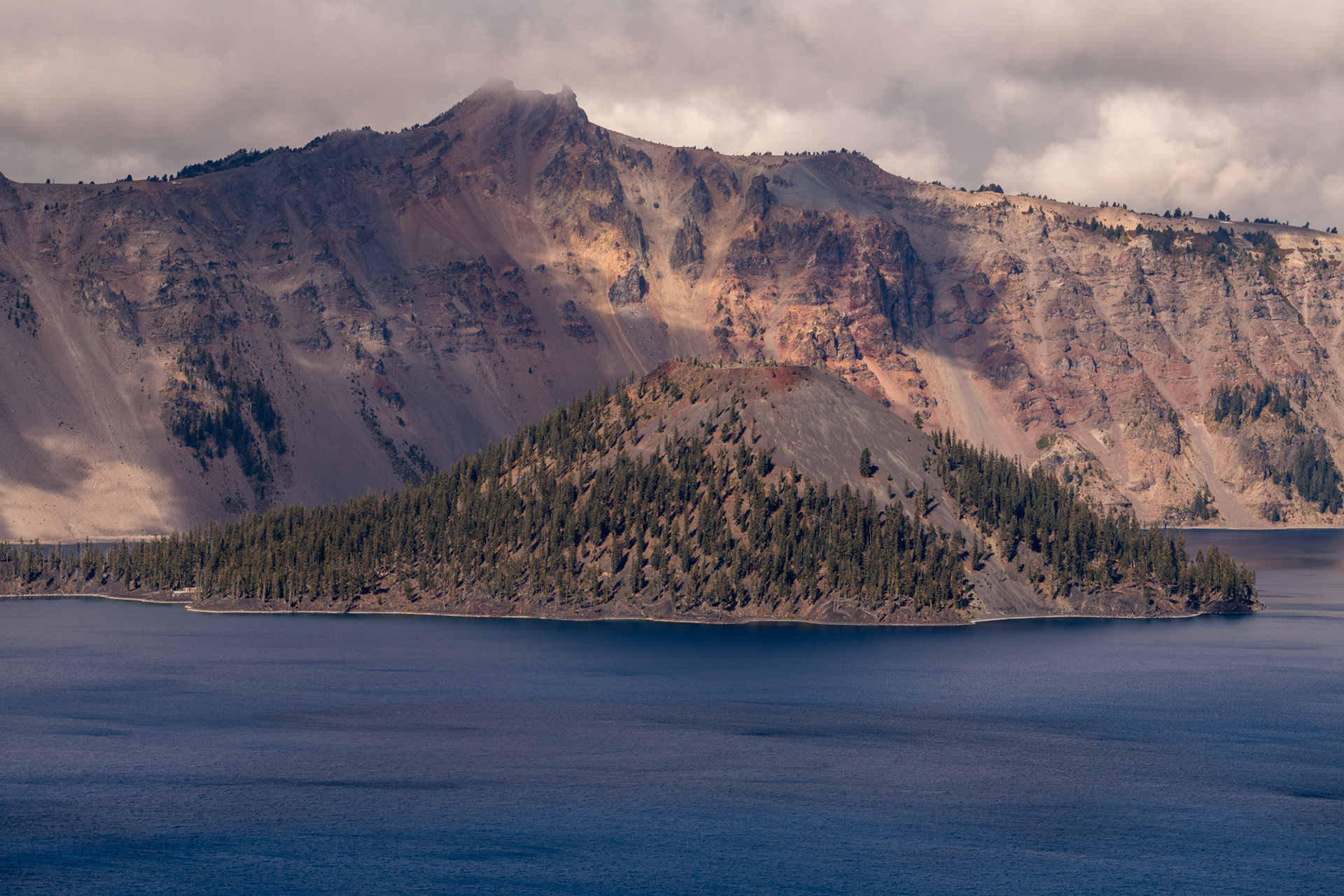  - Wizard Island (isla del mago, por su forma de cono). Es un volcán dentro del volcán