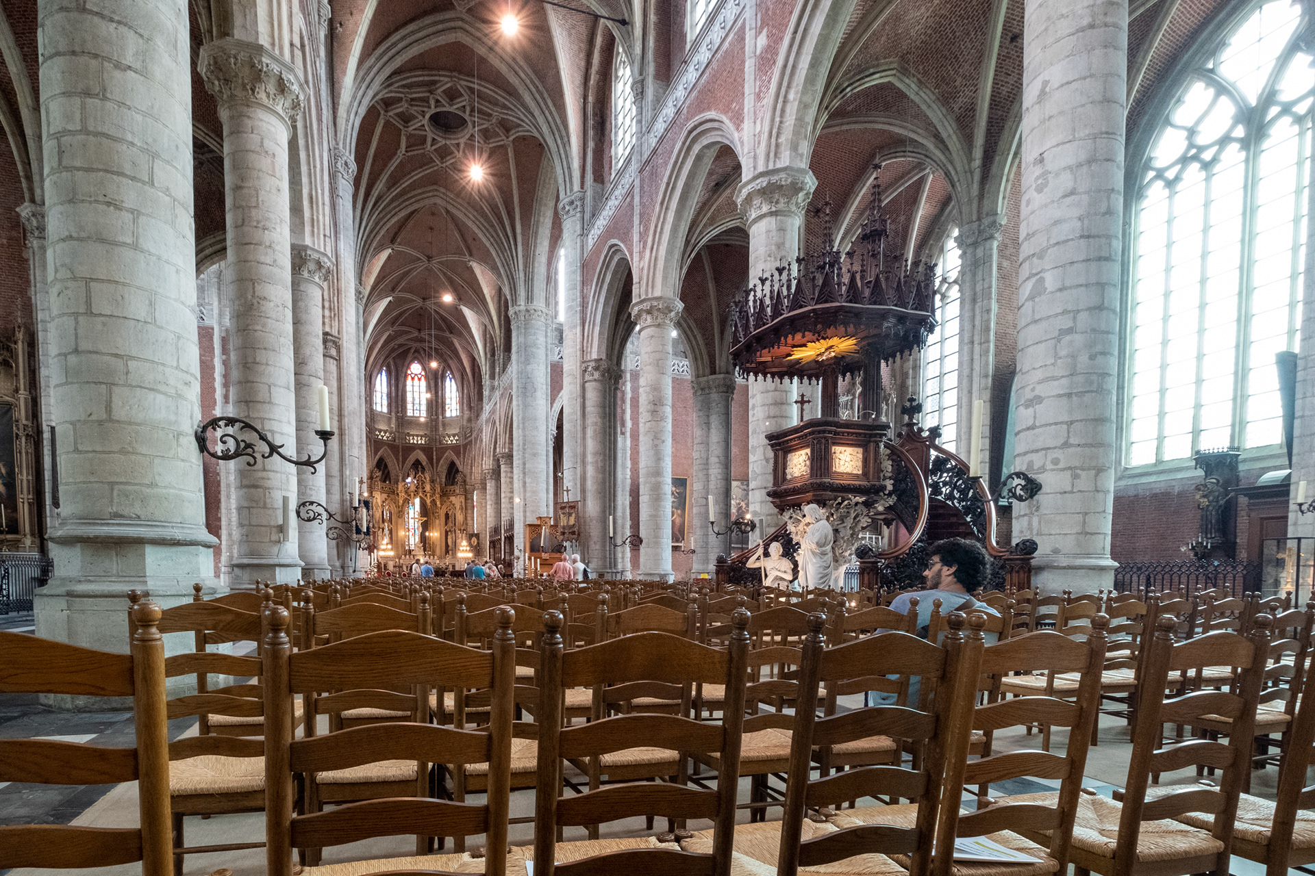 Iglesia de San Miguel (Sint-Michielskerk). Iniciada en 1440. 2da etapa en 1566, la torre nunca se terminó