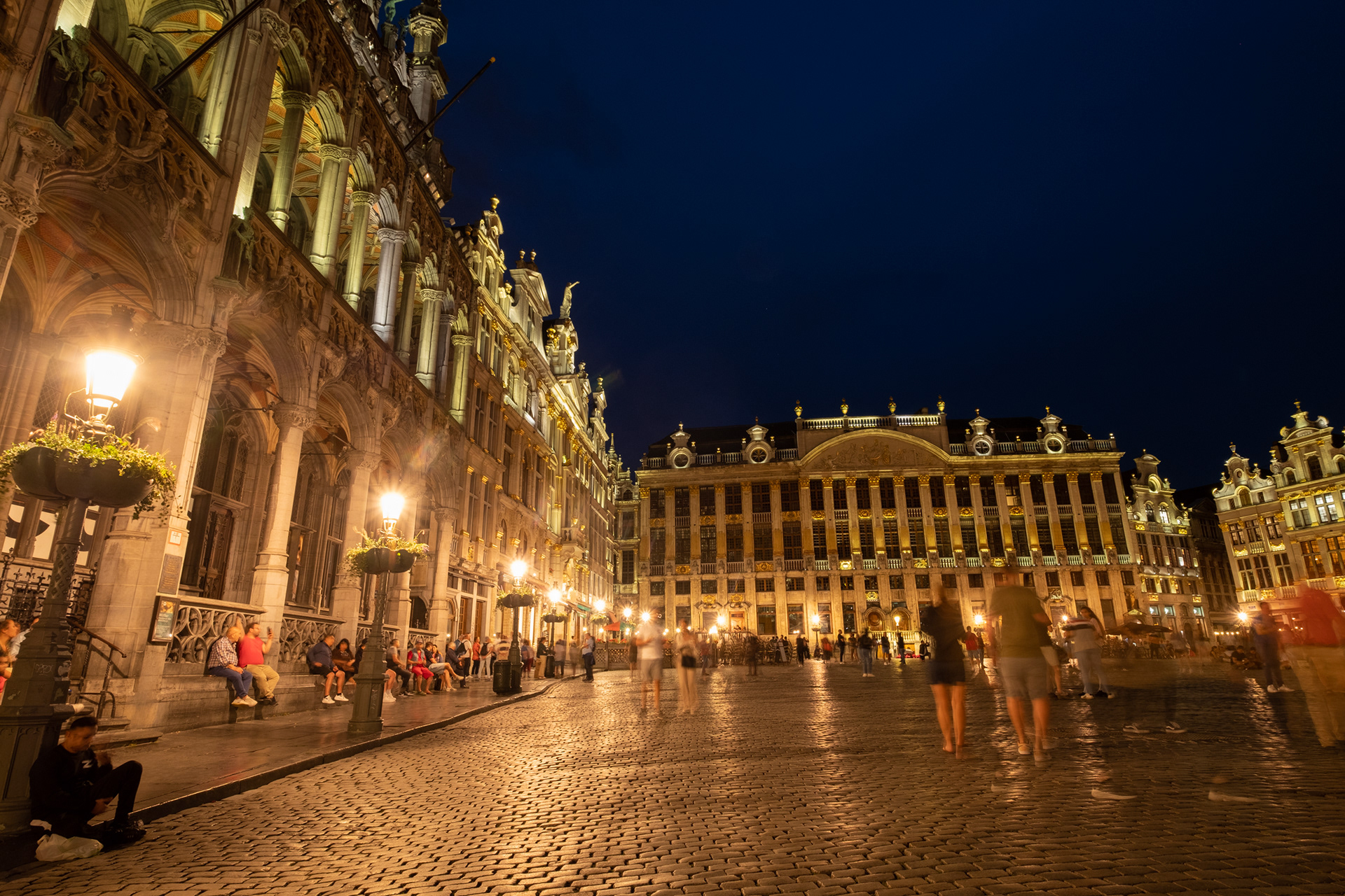Bruselas - Grand-place, rodeada por casas de los gremios, el ayuntamiento y la Maison du Roi