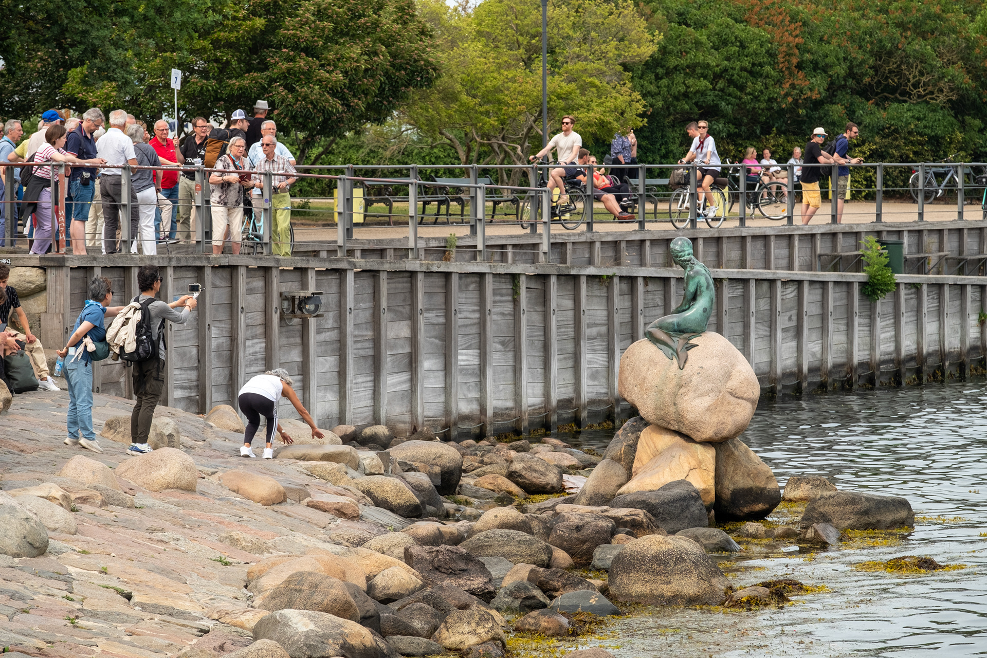 La sirenita, creada por Edvard Eriksen a partir de un cuento de Andersen.