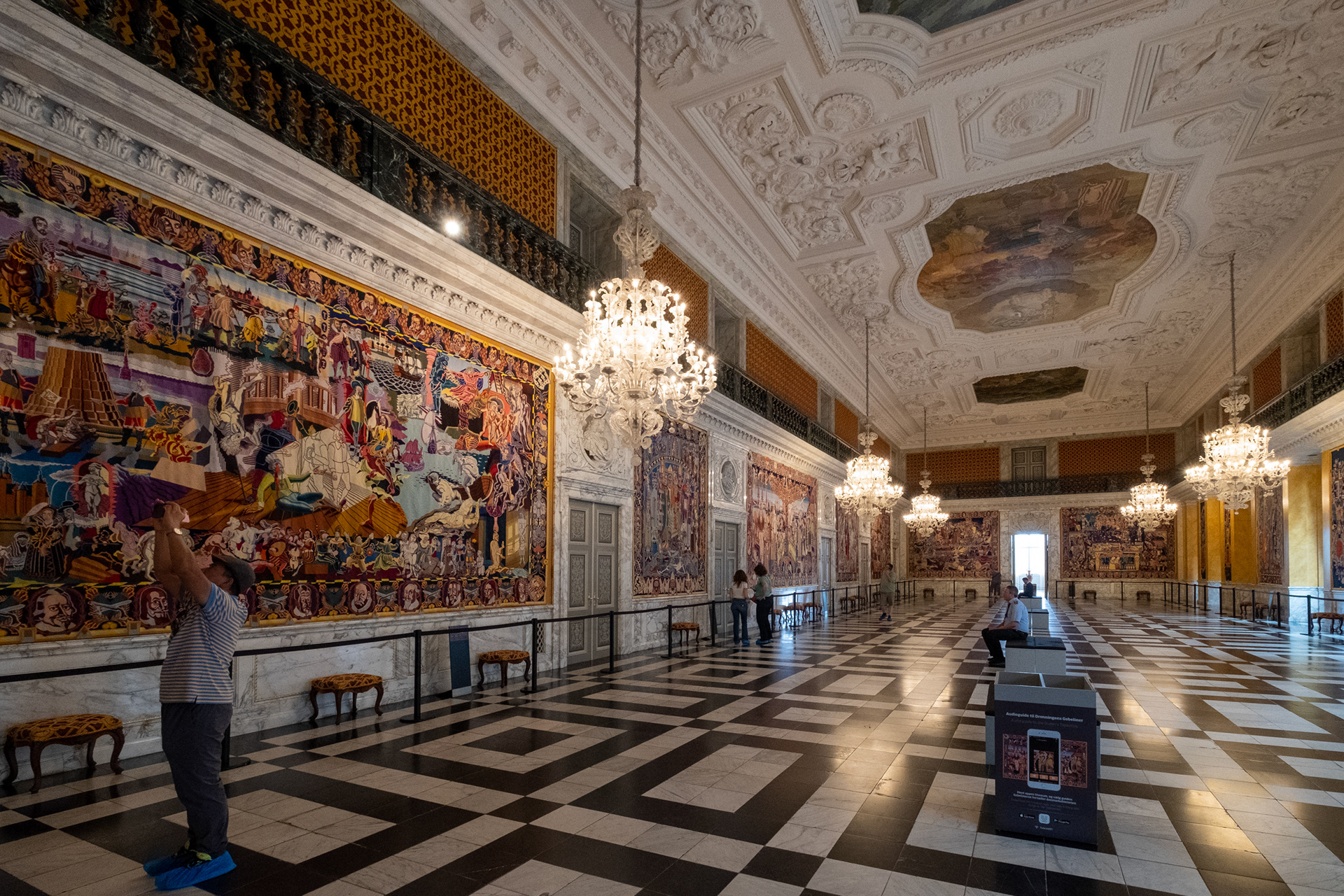 Palacio Christiansborg - el gran hall, con tapices que narran 1000 años de historia danera, regalo a la reina Margarita II en el 2000