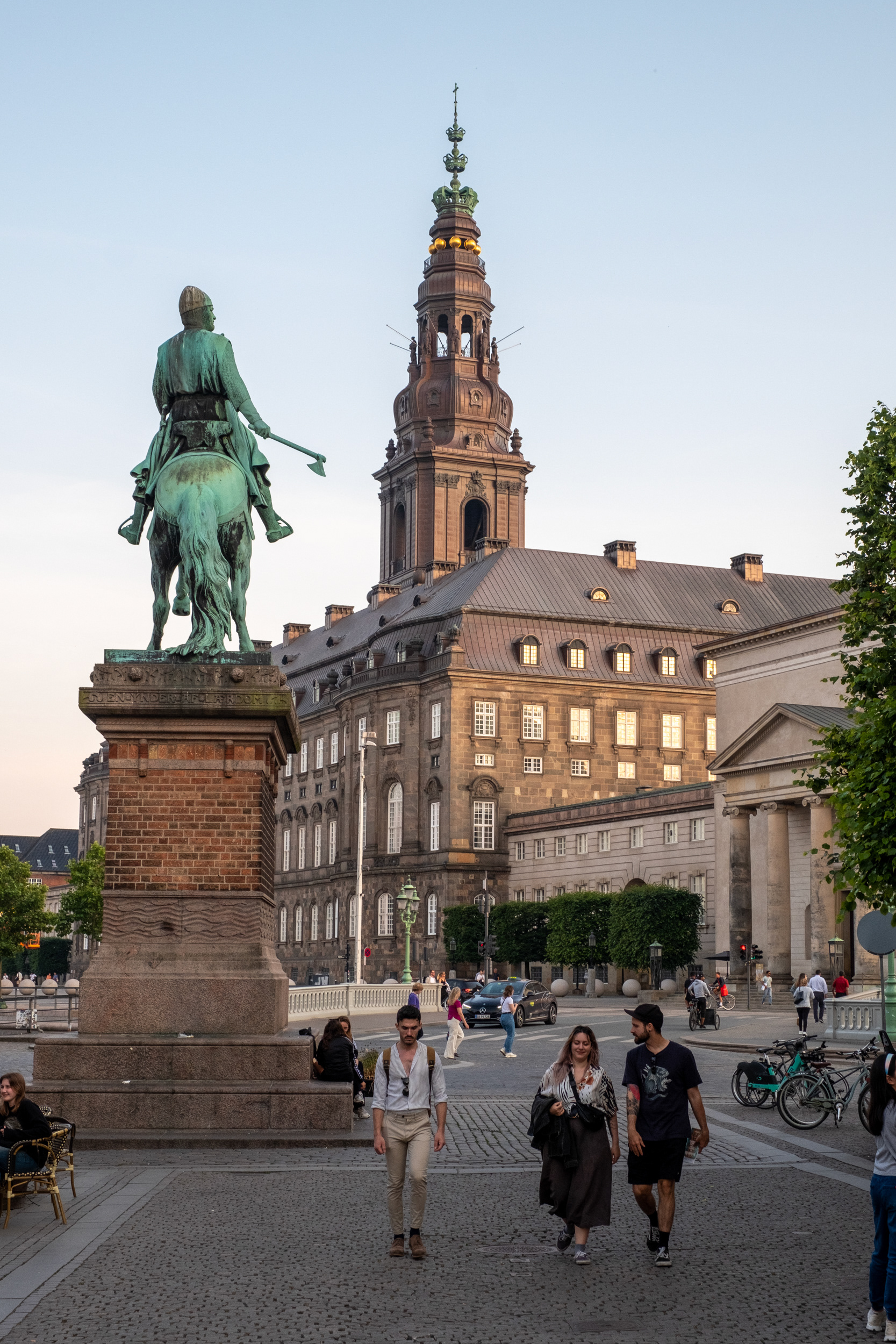 Obispo Absalon, detrás Palacio Christiansborg
