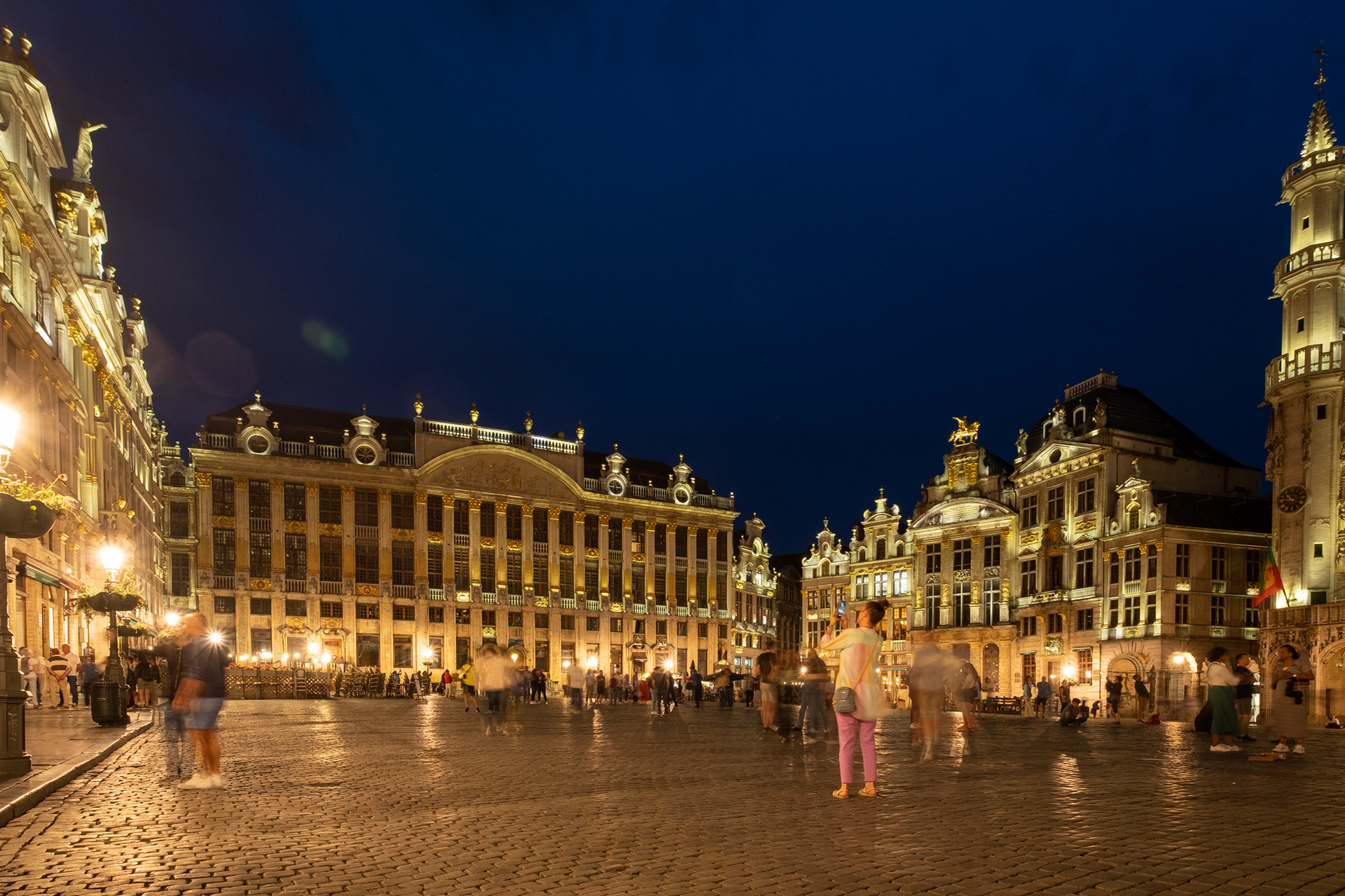 Bruselas - Grand-place, rodeada por casas de los gremios, el ayuntamiento y la Maison du Roi