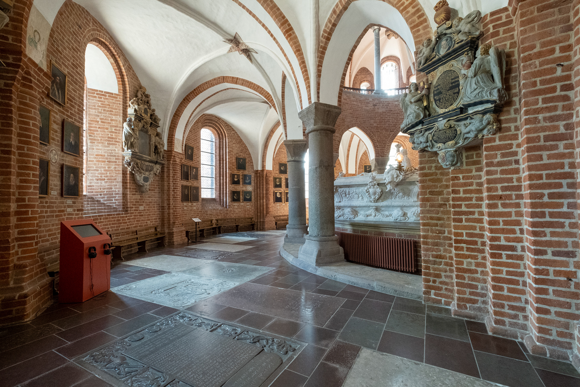 Catedral de Roskilde - lápidas en el piso