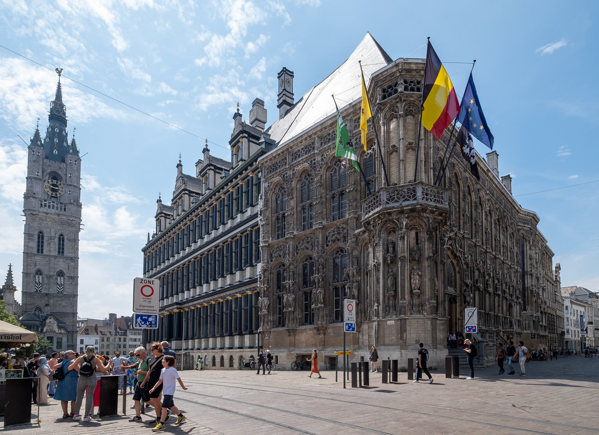 Stadhuis Gent - Ayuntamiento, tiene dos fachadas totalmente diferentes: Estilo renacentista y otro Estilo Gótico