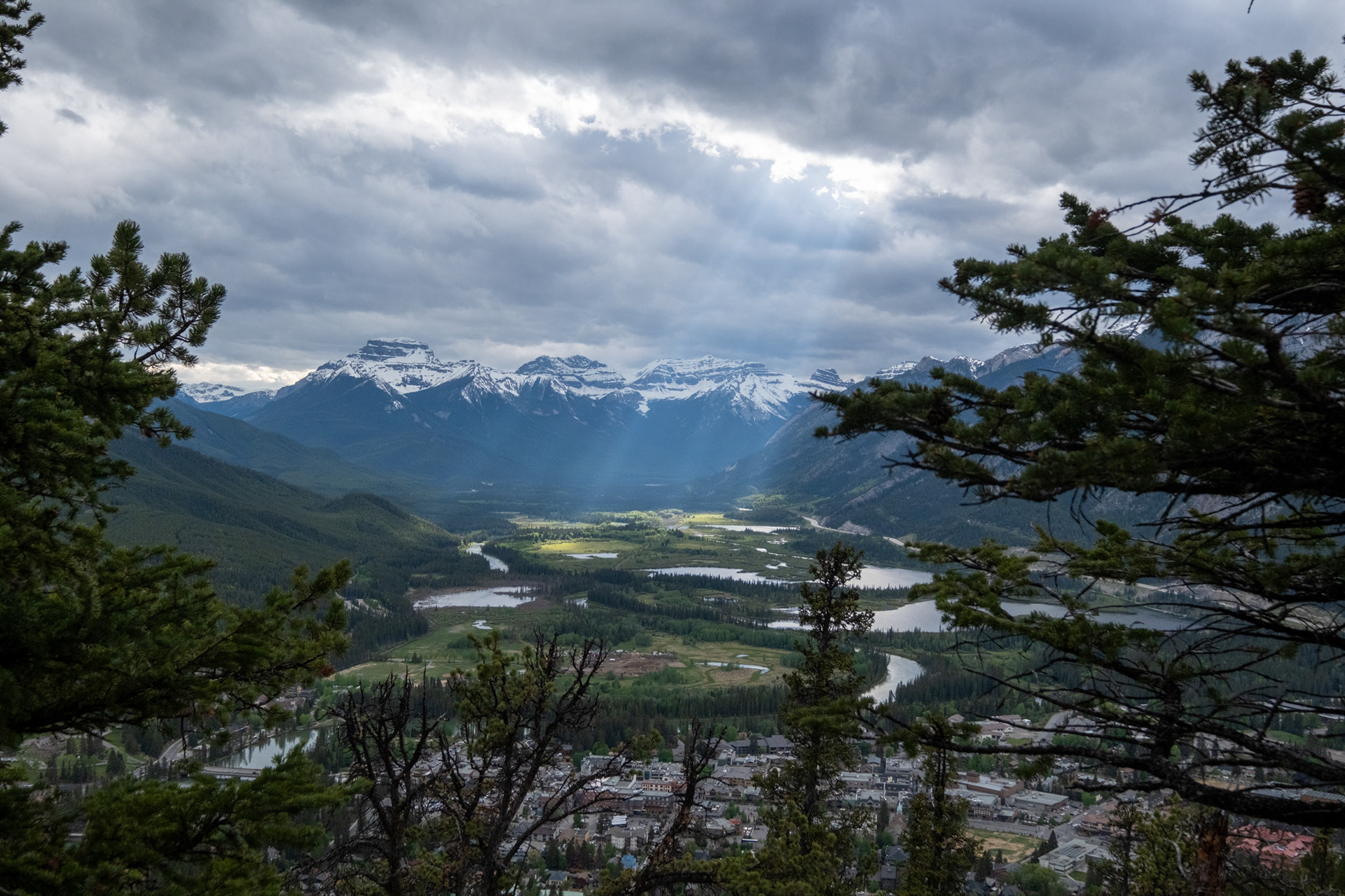 Tunnel View trail - Banff pueblo
