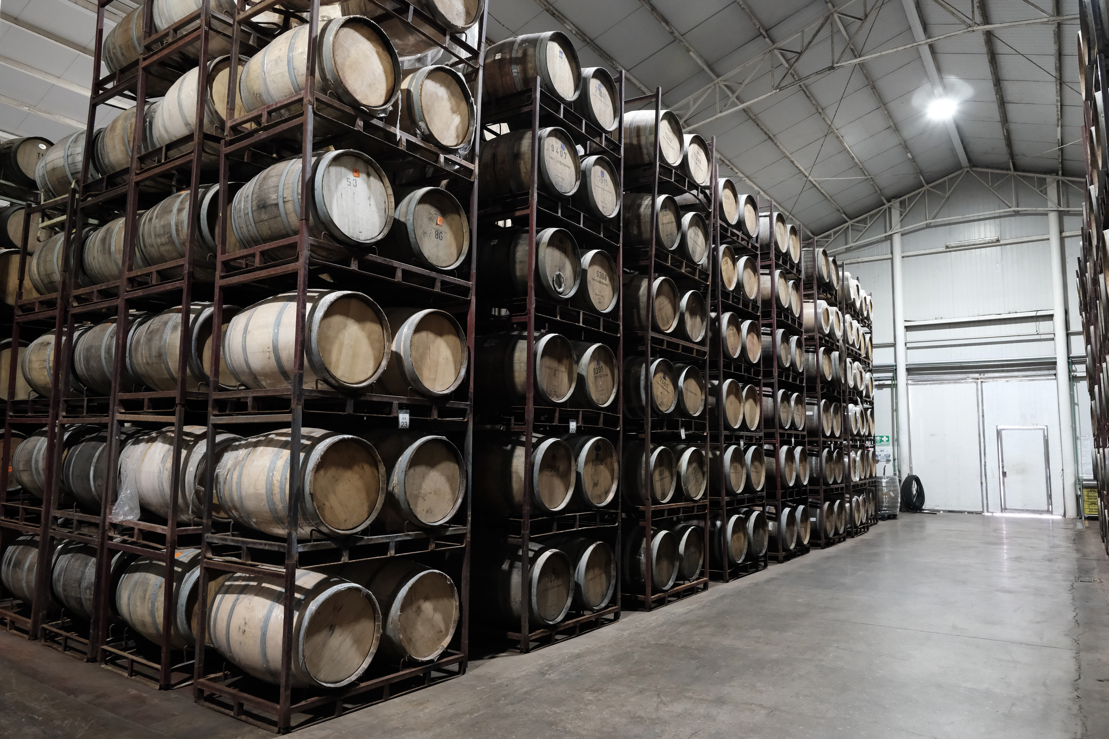 Bodega Santa Julia - tanques de fermentacion de mayor tiempo
