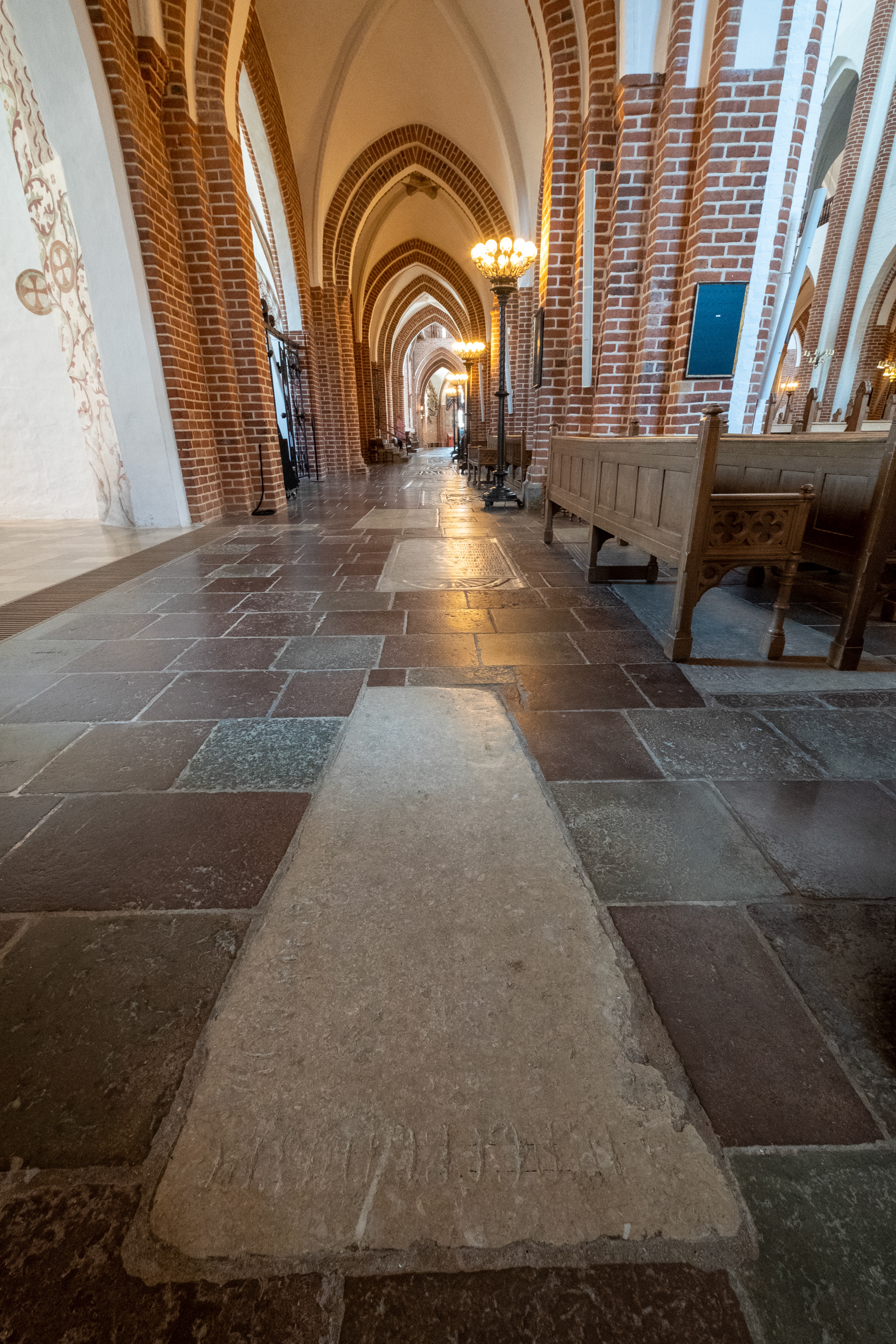 Catedral de Roskilde - lápidas en el piso