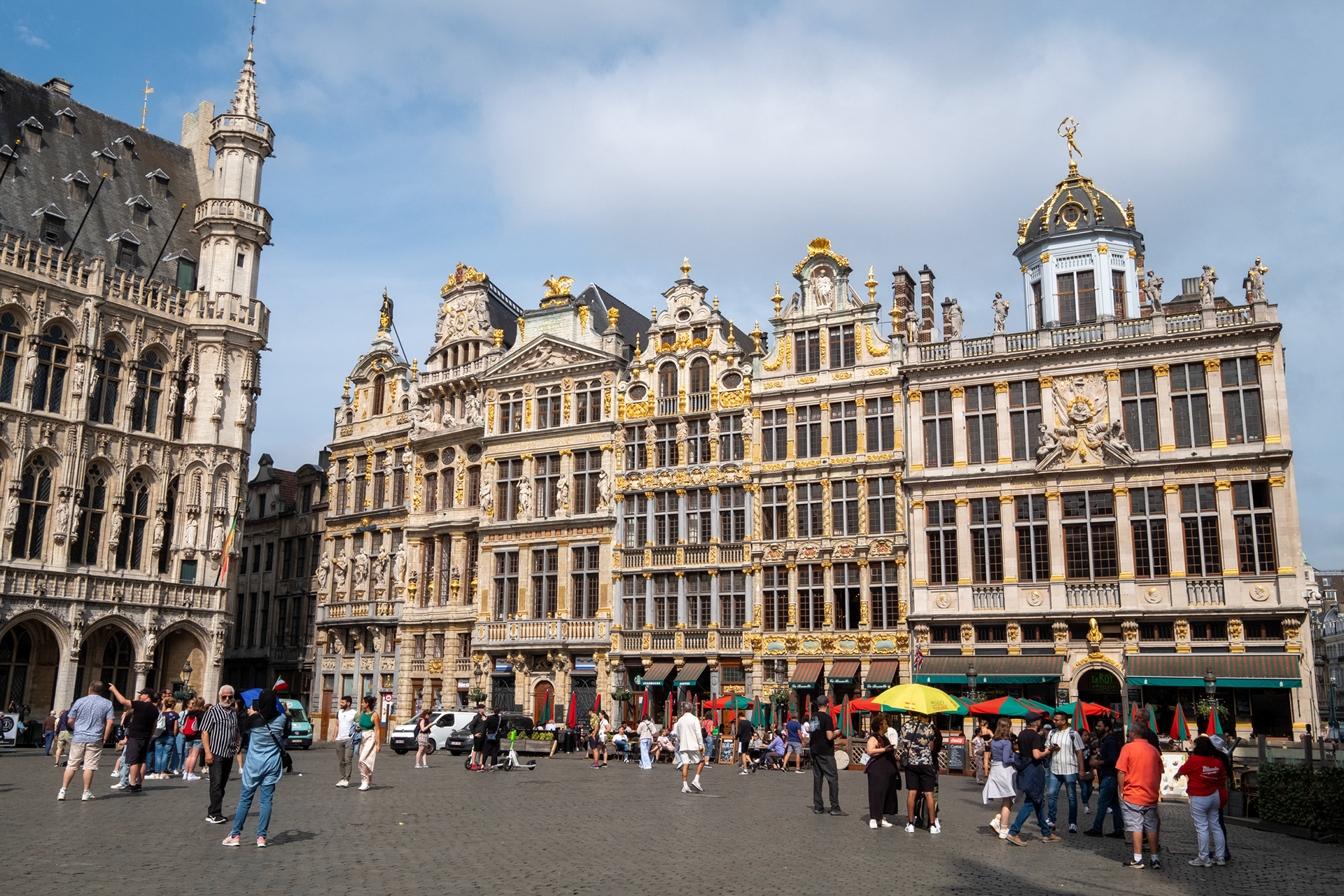Bruselas - Grand-place, rodeada por casas de los gremios, el ayuntamiento y la Maison du Roi