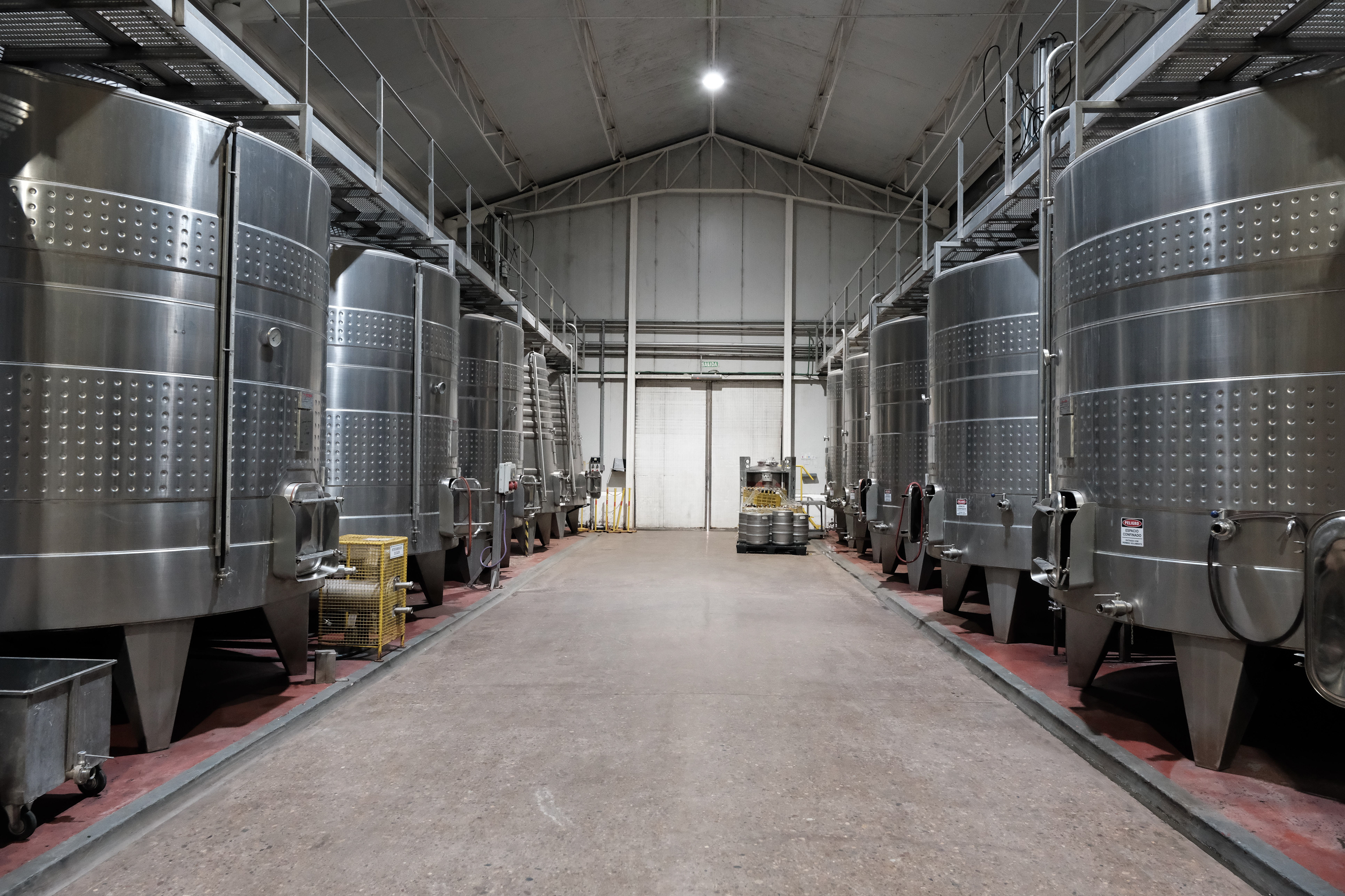 Bodega Santa Julia - tanques de fermentacion