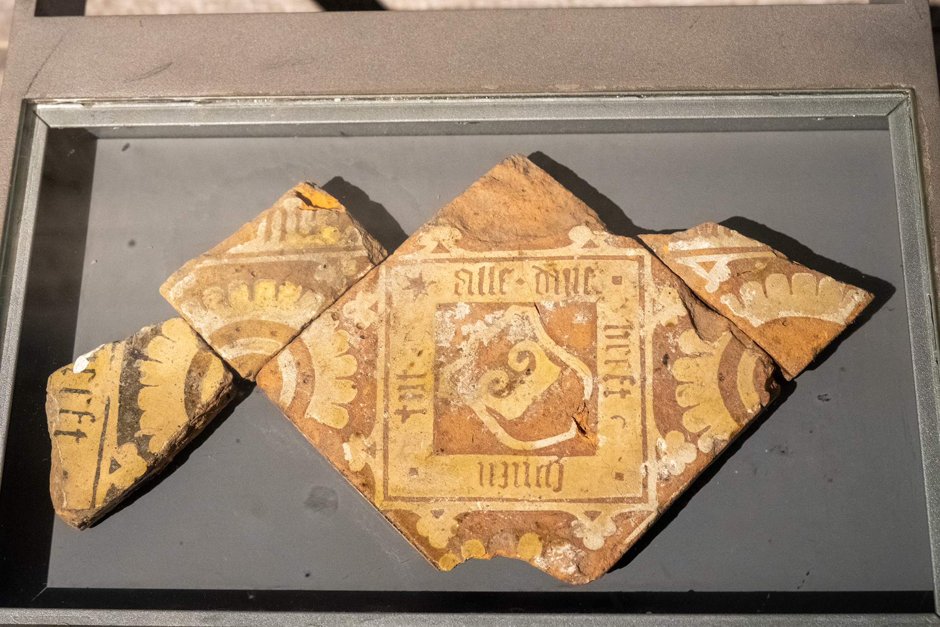 Debajo de el actual Palacio Christiansborg (3er versión de castillo luego de 3 incendio) hay ruinas de la fortaleza de Absalón, y el antiguo castillo de Copenhague