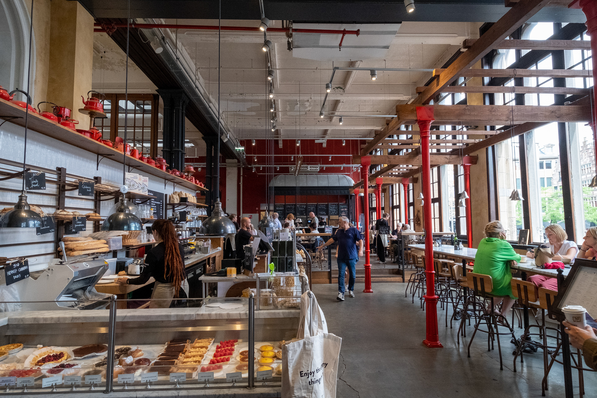 Mercado, dentro del viejo edificio de correos - The Post