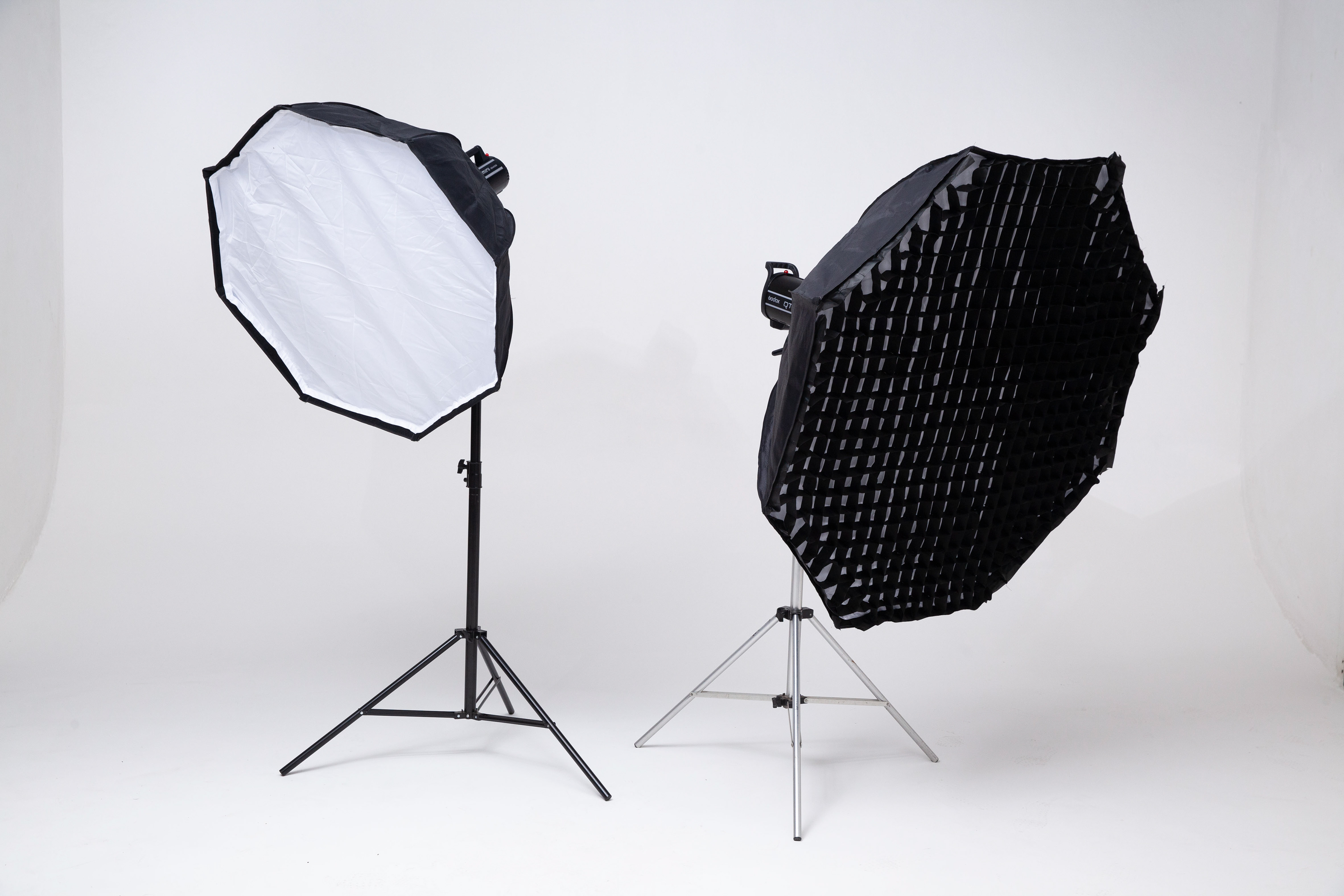 Each Pakage includes stands, softboxes and a trigger