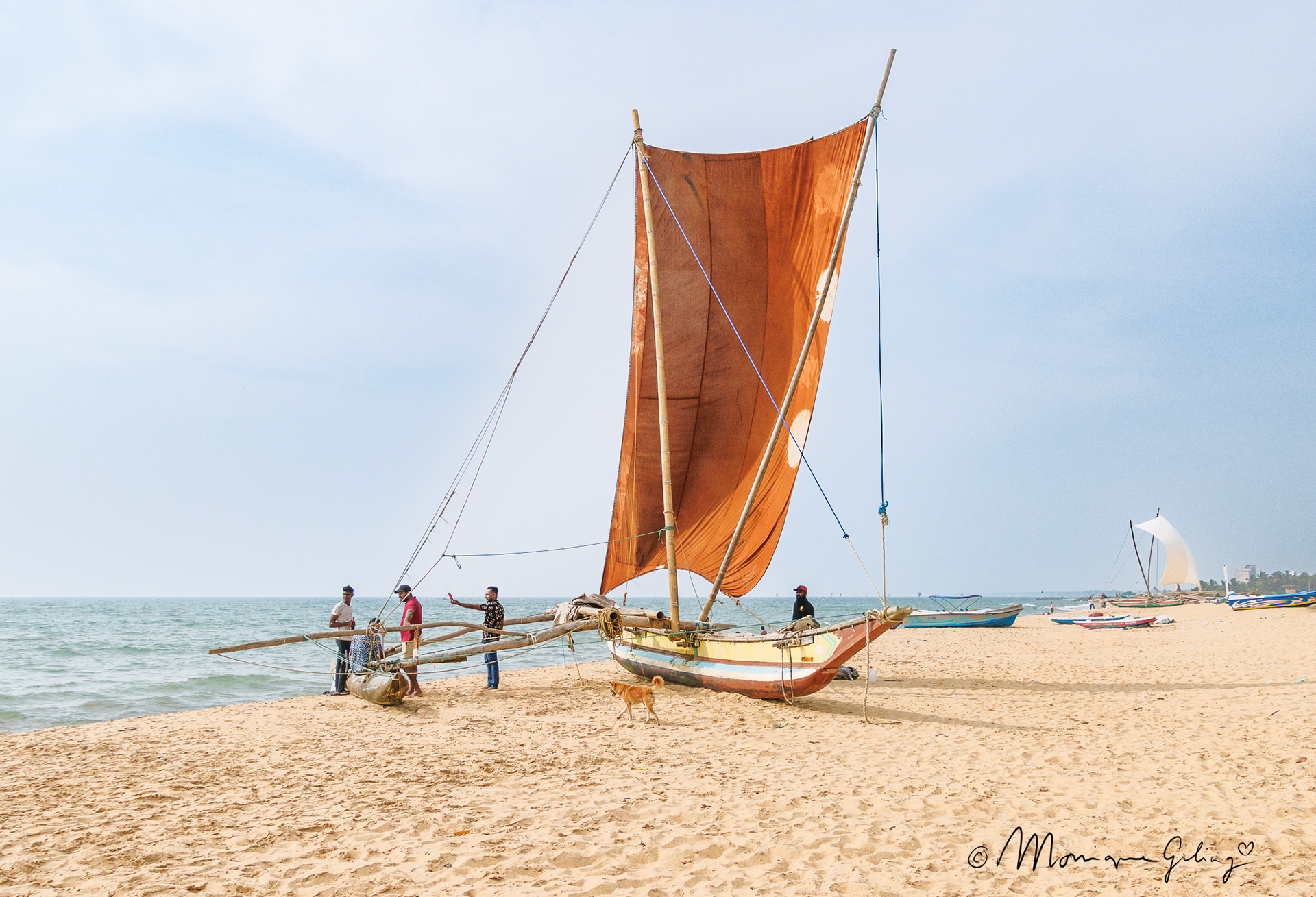 Een catamaran op het strand in Negombo, Sri Lanka