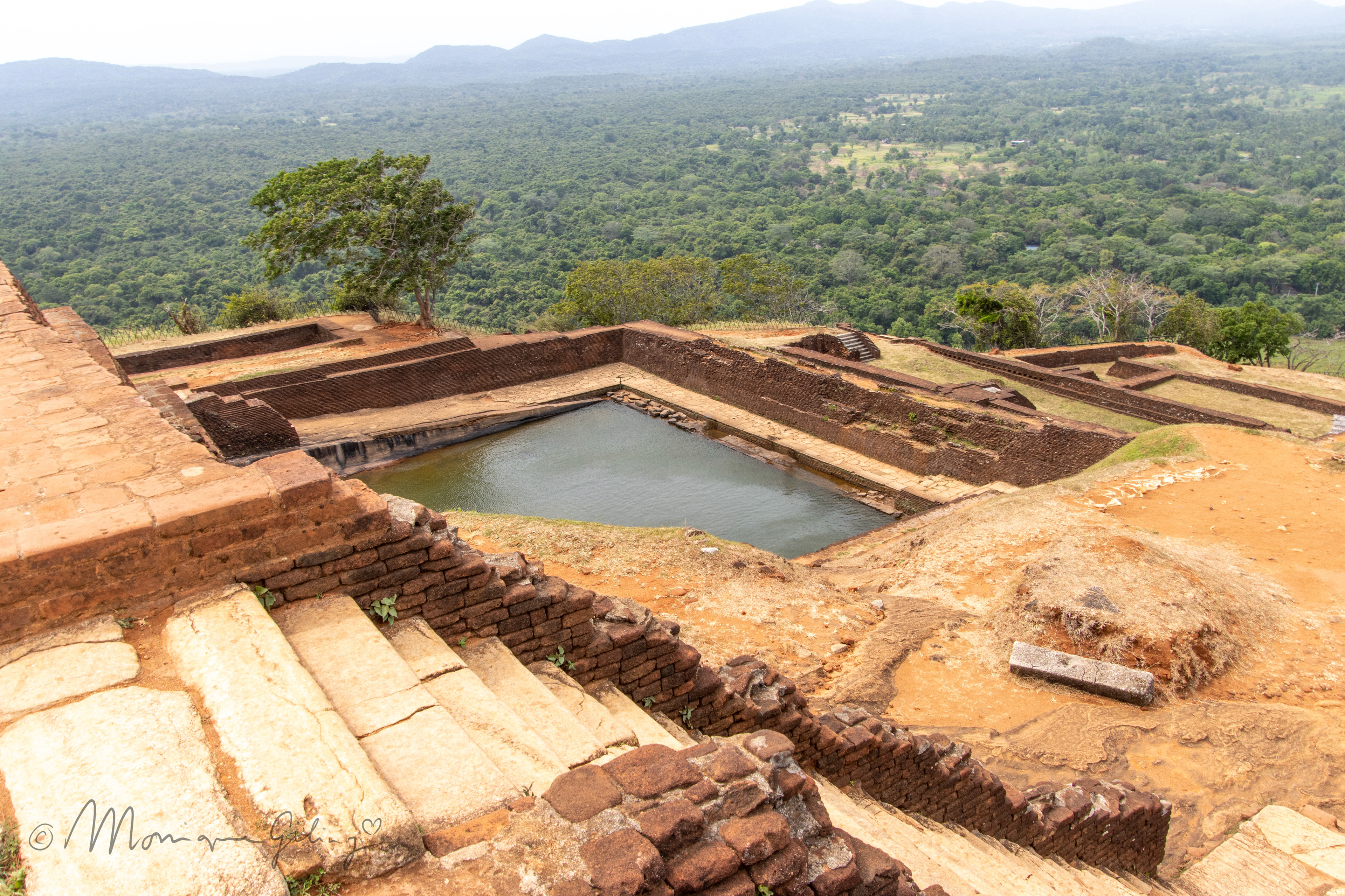 Restanten van het bad van de koningin, bovenop de leeuwenrots (Lionrock) in Sigirya, Sri Lanka