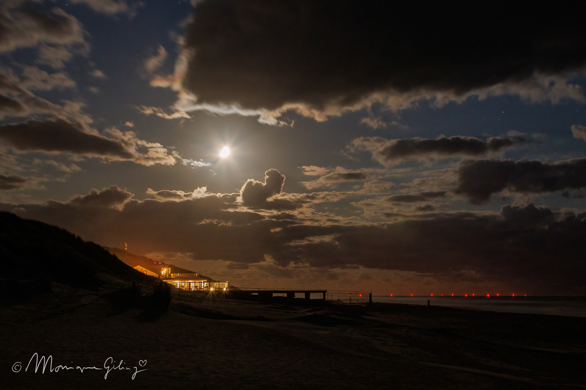 Nachtfoto bij volle maan bij paal 17 op Texel