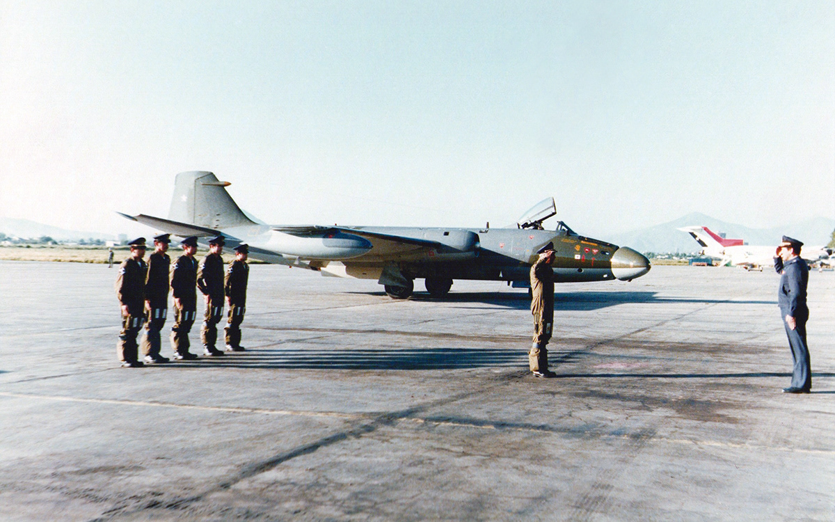 1982 - Arribo del material Canberra PR-Mk.9 al Grupo de Aviación N° 2. (Colección Grupo de Aviación N° 2)