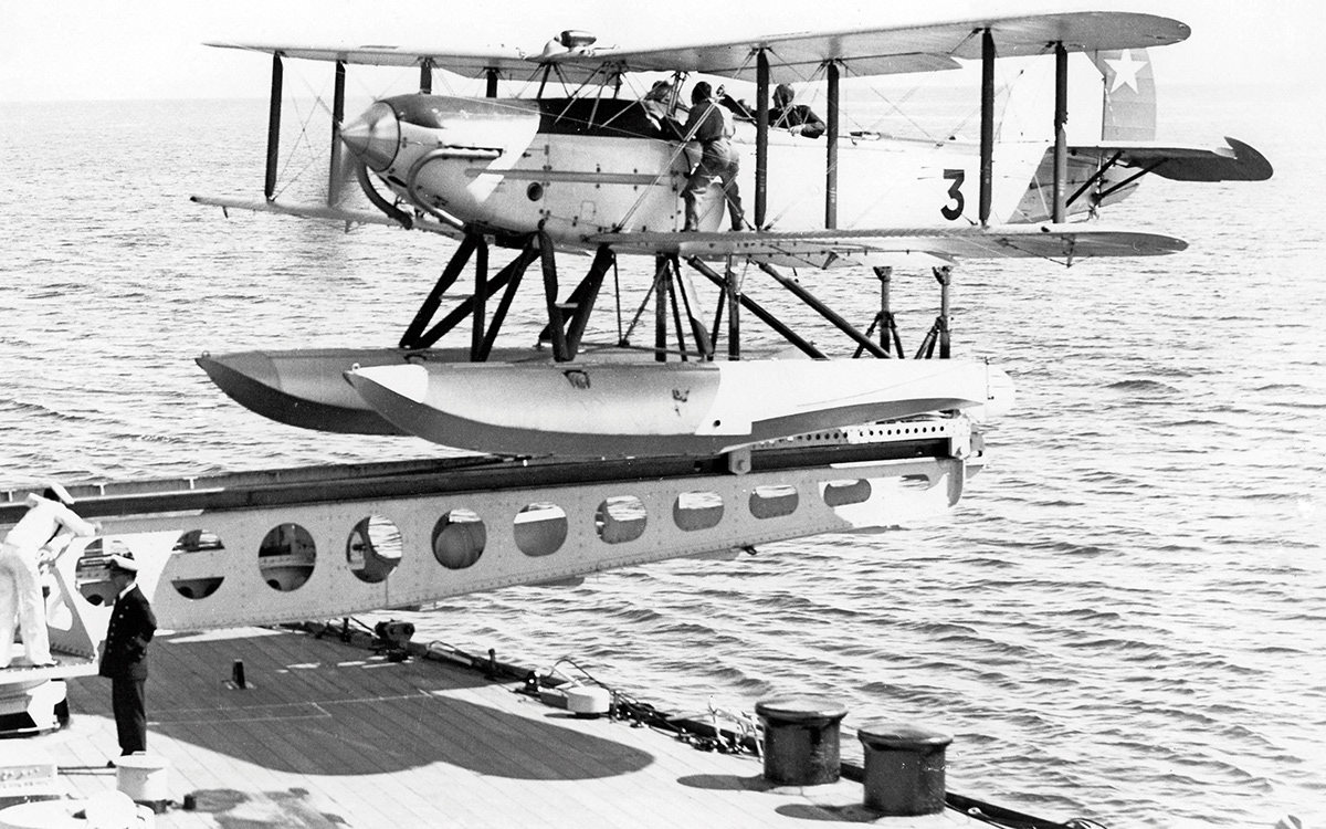 1935 - Operación de los Fairey en el acorazado "Almirante Latorre". (Colección Grupo de Aviación N° 2)