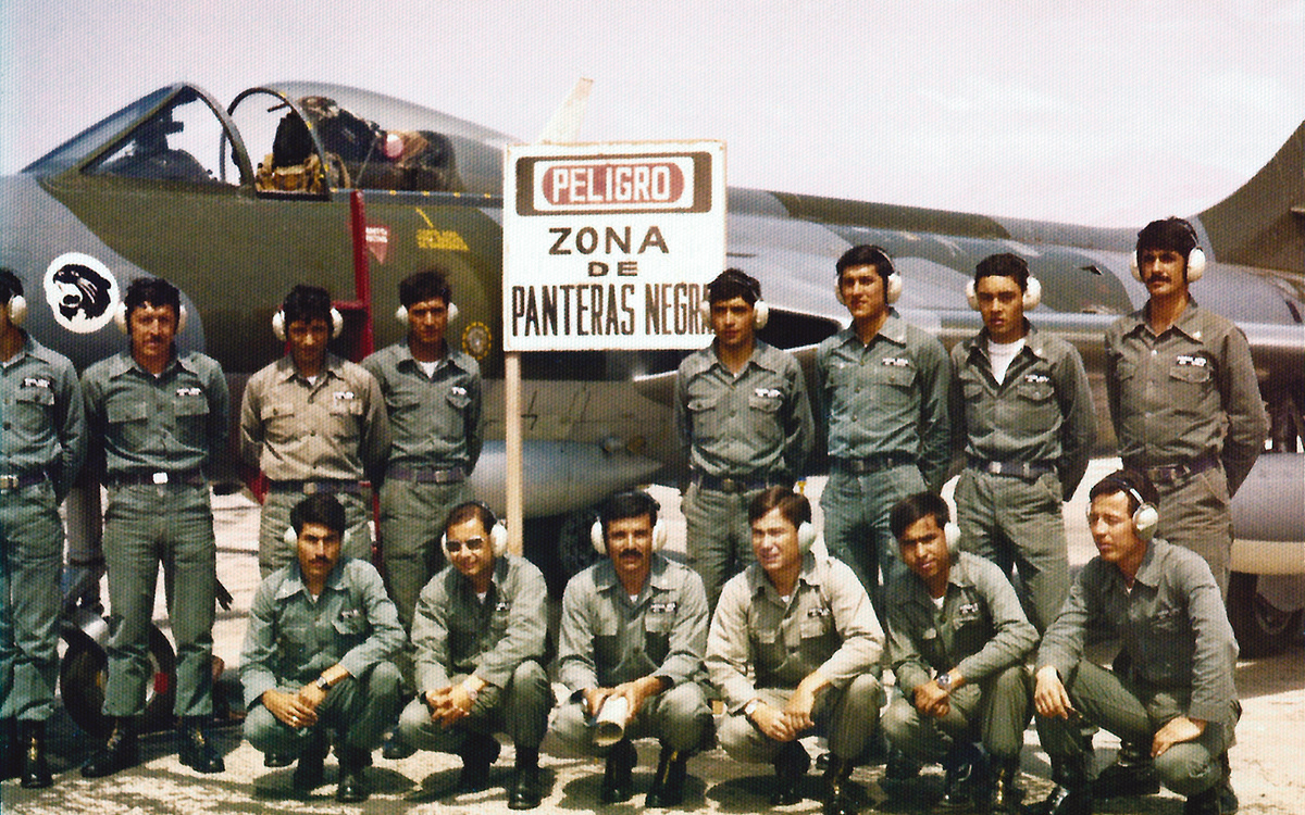 1977 - Mecánicos y especialistas del Grupo de Aviación No. 9 - (Anselmo Aguilar U.)