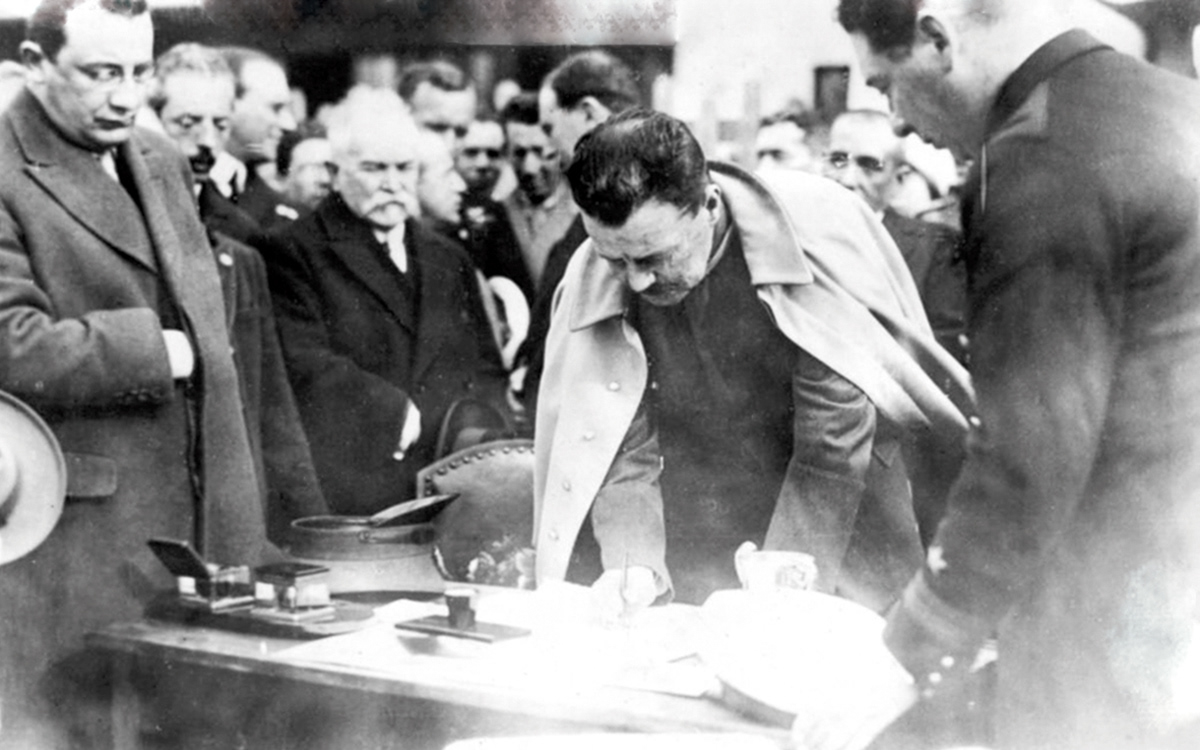 1928 - Firma del Decreto Supremo para la creación de la Base Aeronaval de Quintero. (FACh)
