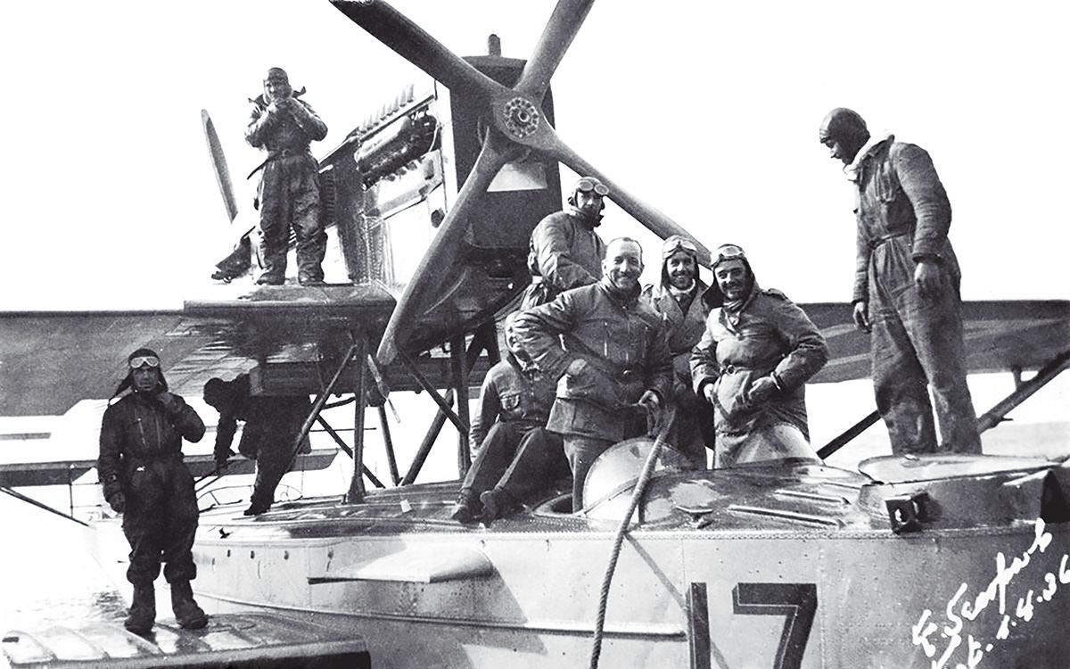 1936 - Tripulación del Dornier J Wal N° 17 a su arribo a Punta Arenas. (MNAE)