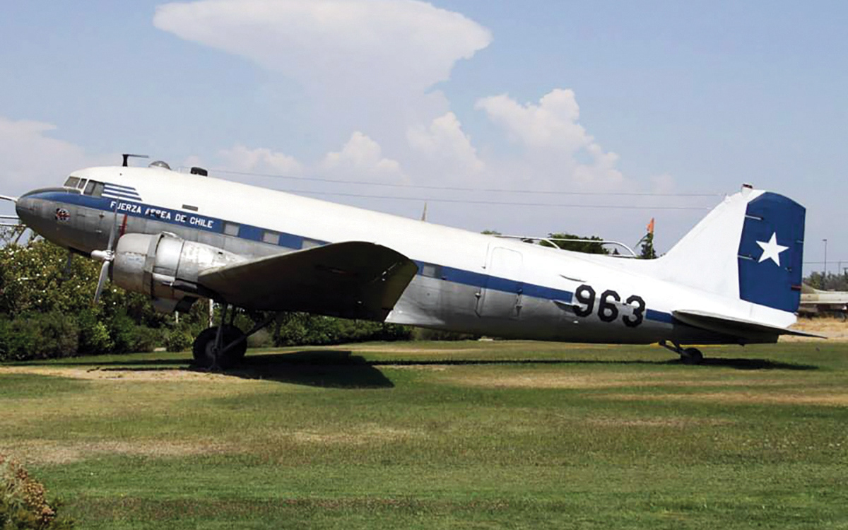 1960 - Douglas C-47 del Grupo N° 10 - (MNAE)