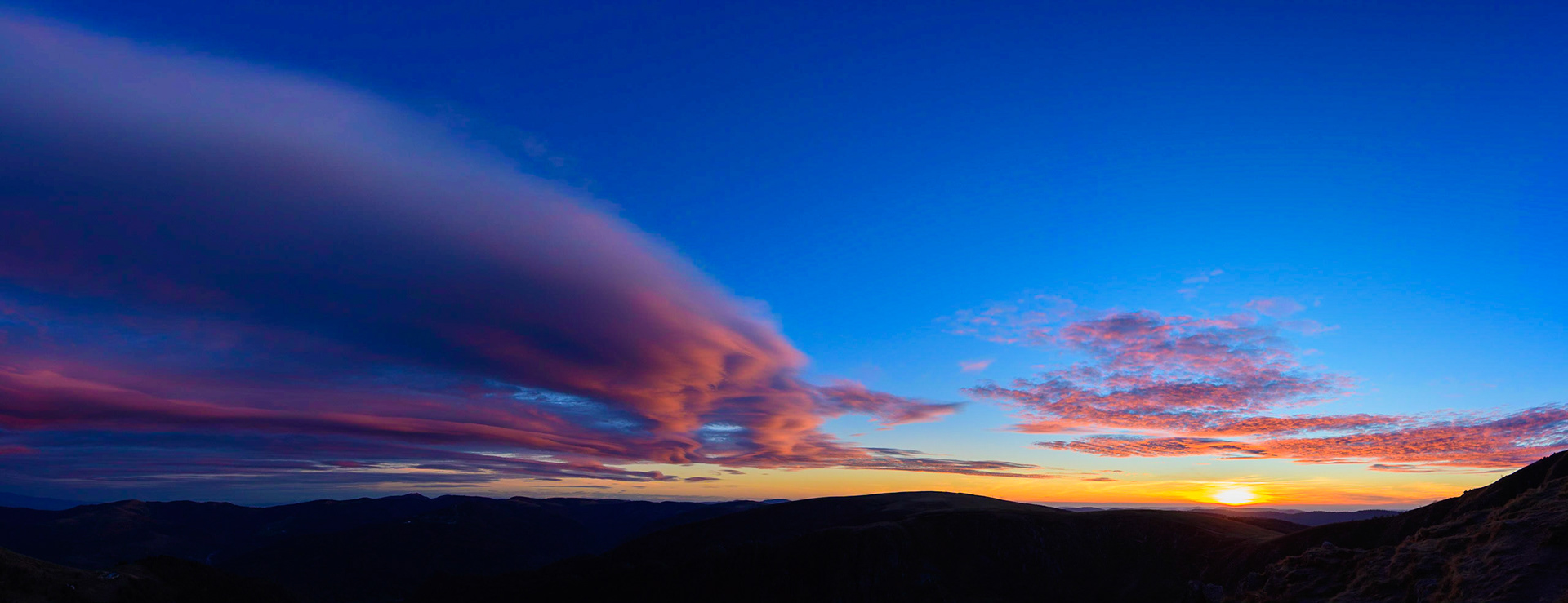 Zonsondergang met rode wolken vanaf de berg Hohneck in de Vogezen in Frankrijk; Sunset with red clouds from Hohneck in  the Vosges mountains in France