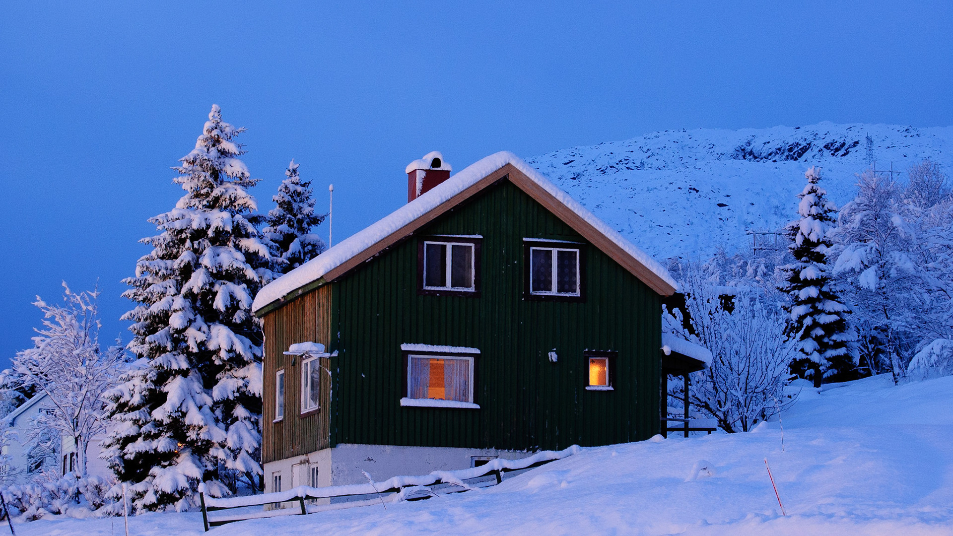 Terwijl ik in Lödingen op de bus Naar Evenes sta te wachten fotografeer ik dit mooie wintertafereel.