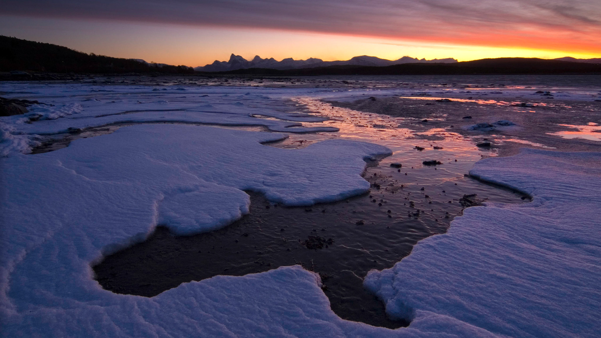 Prachtige ochtendsfeer aan een winters fjord op 68º noorderbreedte