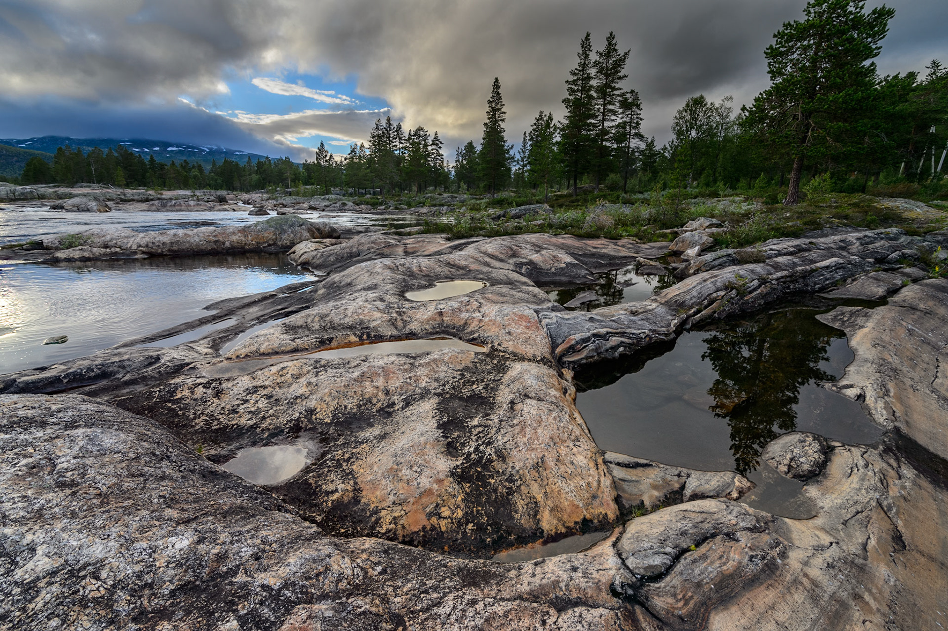 Aan de oever van de brede Otrarivier in het Noorse Setesdal liggen prachtig gevormde rotsen. Fantastic rocks on the banks of the Otra river in Setesdal, Norway.