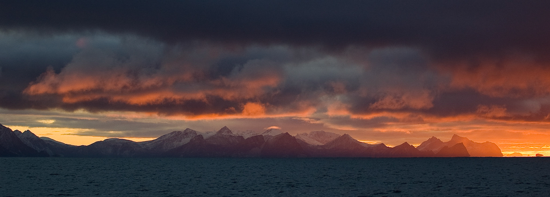 Zonsondergang boven de Lofoten.