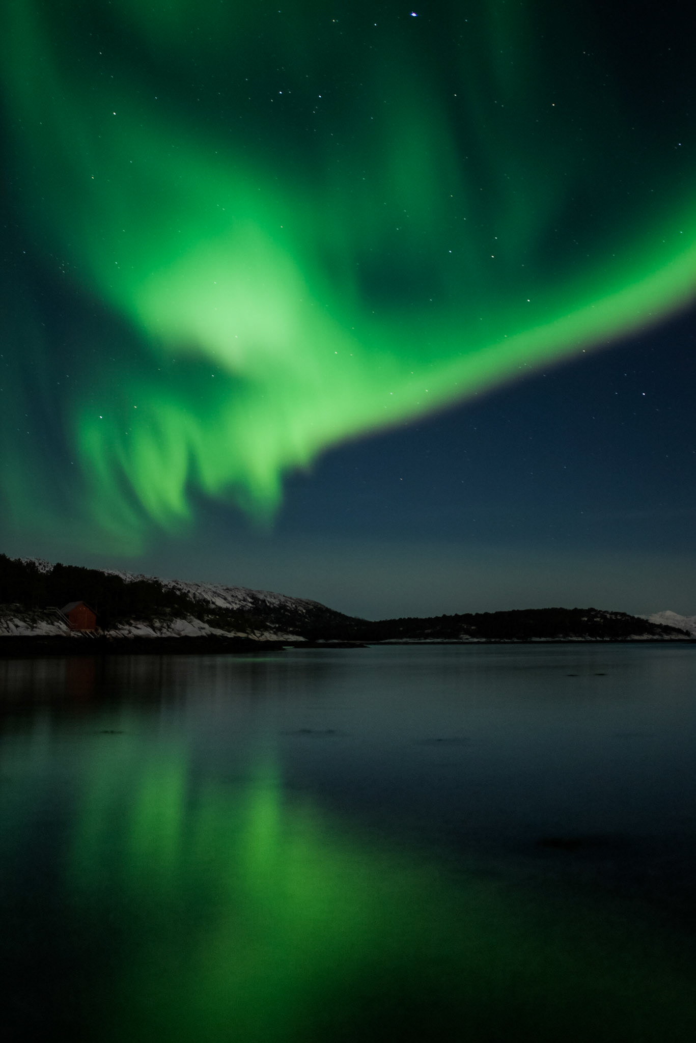 Vanaf een strand heb je de mogelijkheid om ook de reflectie van het noorderlicht te fotograferen.