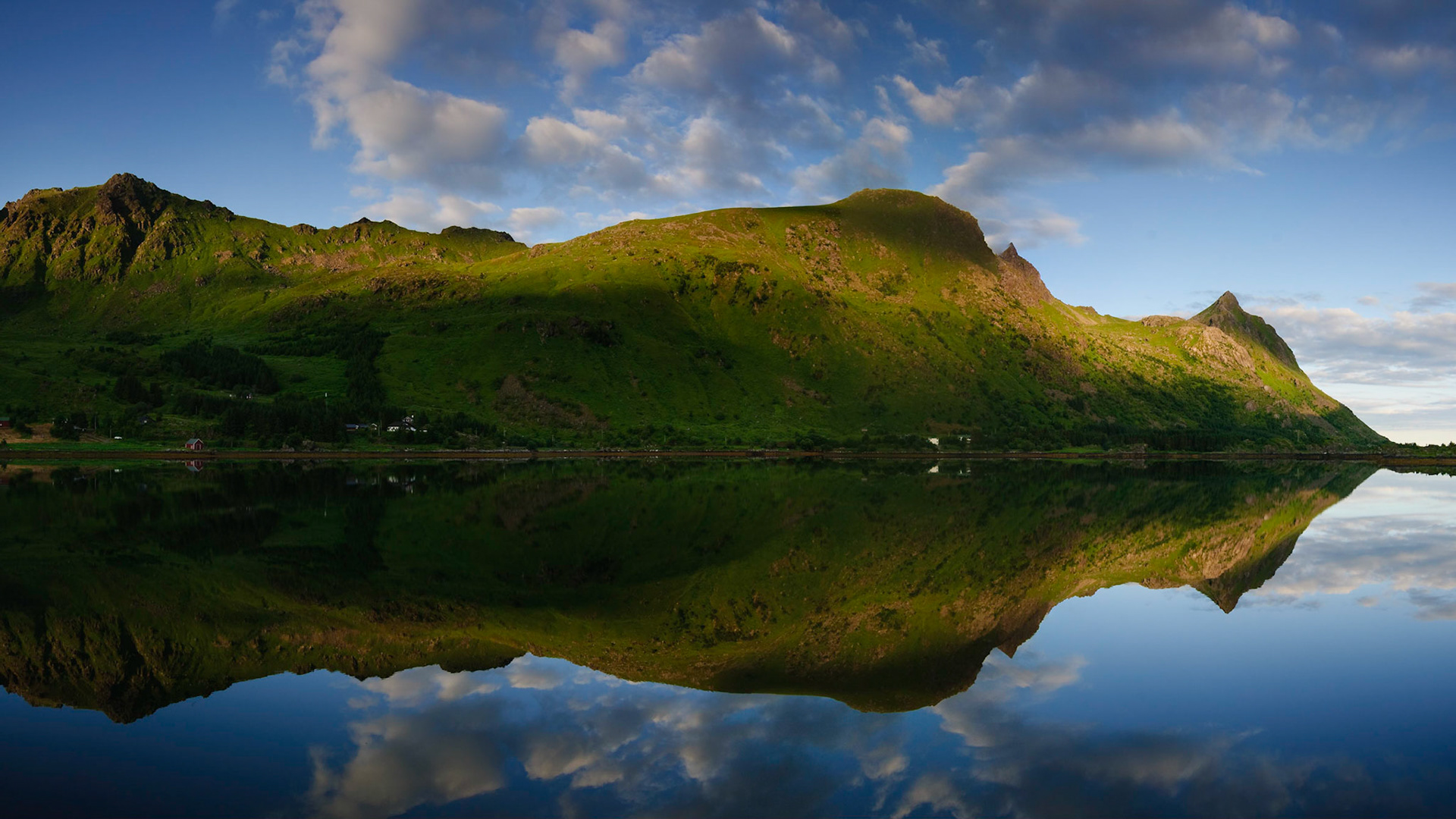 Tijdens een windstille avond weerspiegelen de bergen prachtig in het Rolvsfjord.