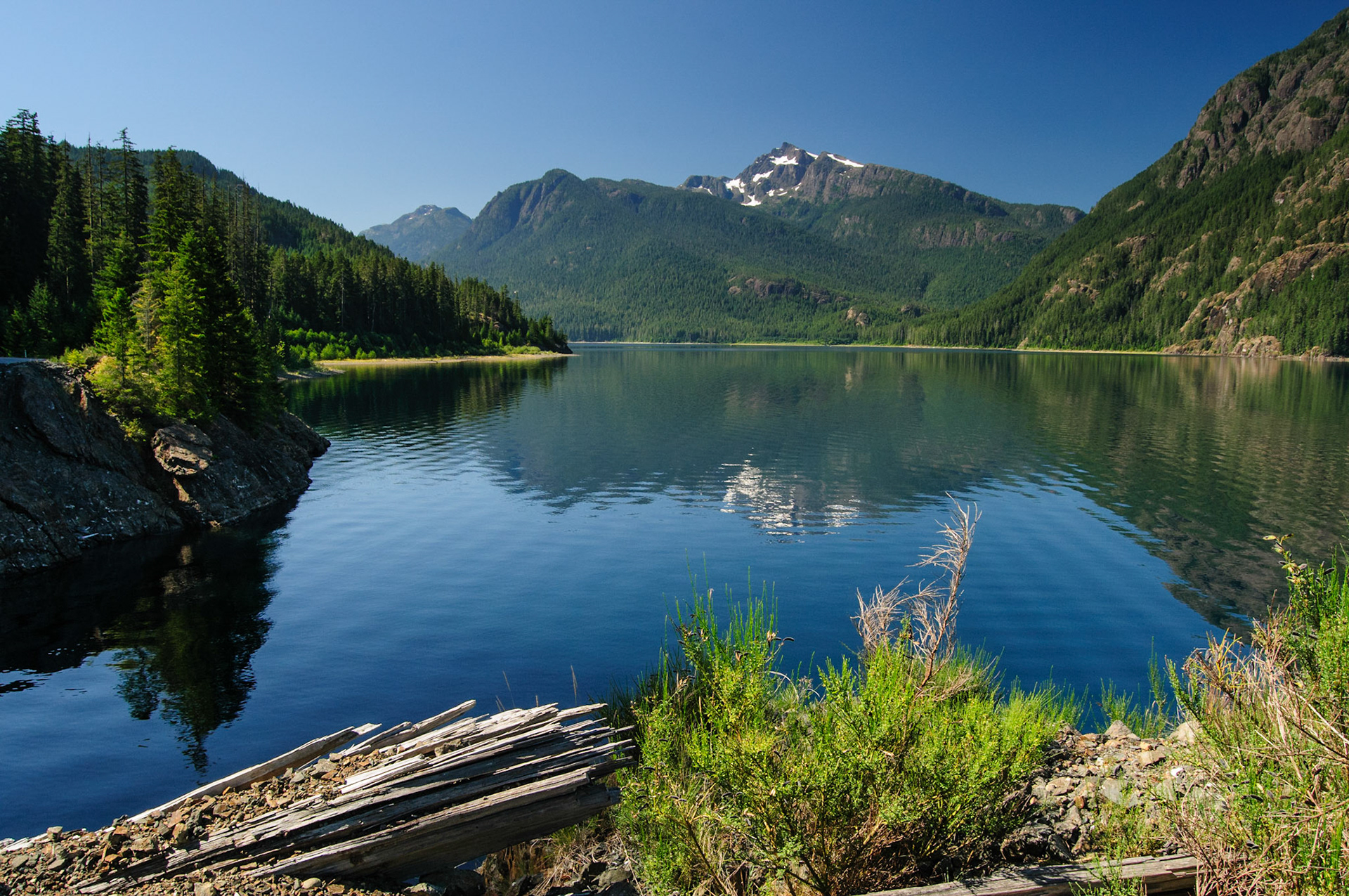 Strathcona Provincial Park - Buttle Lake. Ook in de zomer ligt er nog sneeuw op de hoge bergtoppen van Vancouver Island.