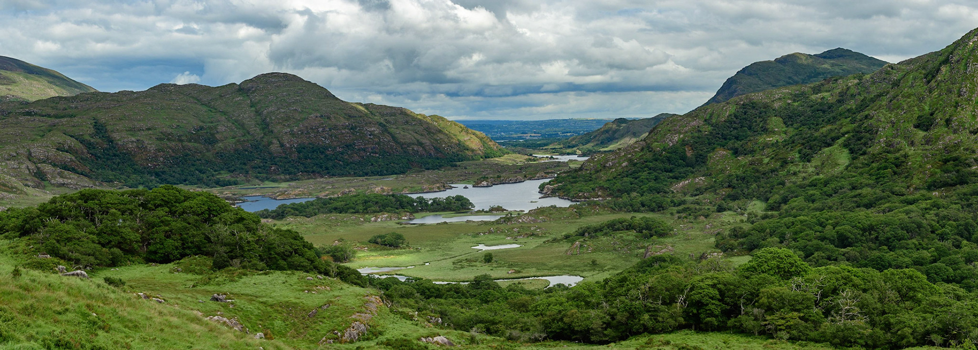 Uitzicht vanaf Ladies View, Killarney National Park, Ierland; Scenic view from Ladies View, Killarney National Park, Ireland