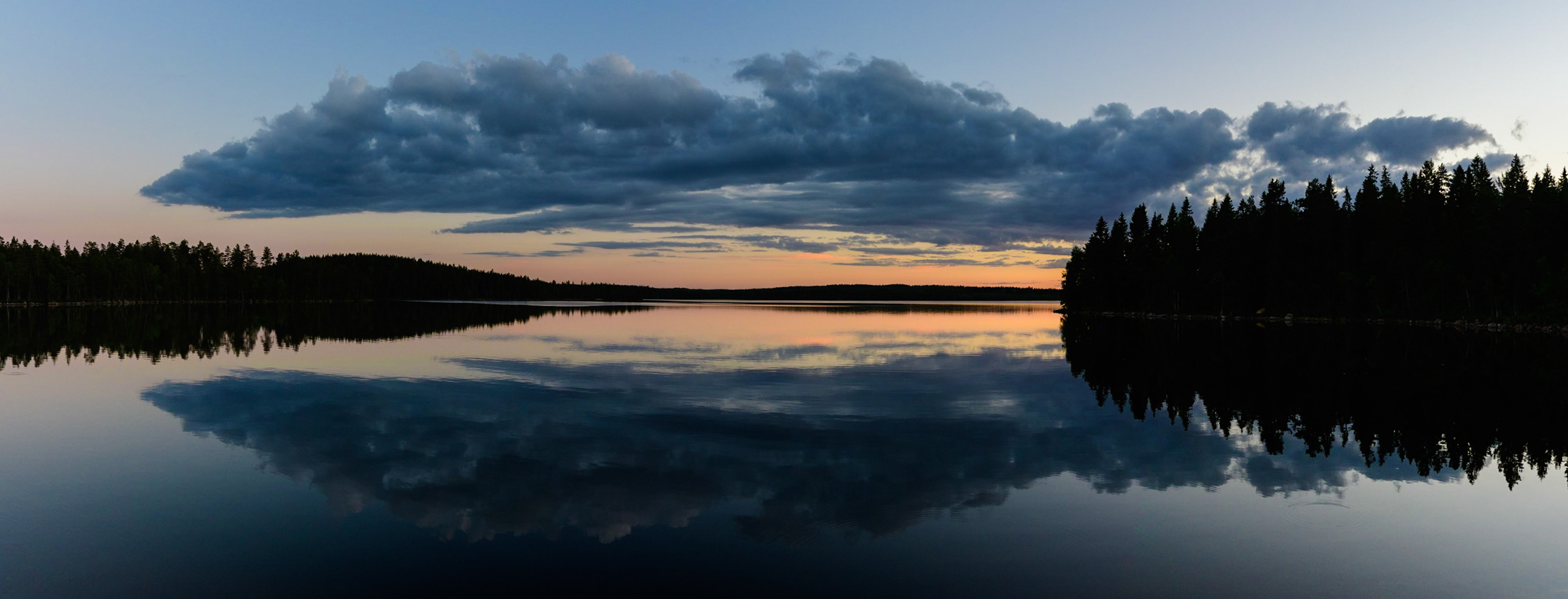 Eén van de zonondergangen met een mooie weerspiegeling bij een Zweeds meer. / One of the few nice reflections at sunset near a Swedish lake.