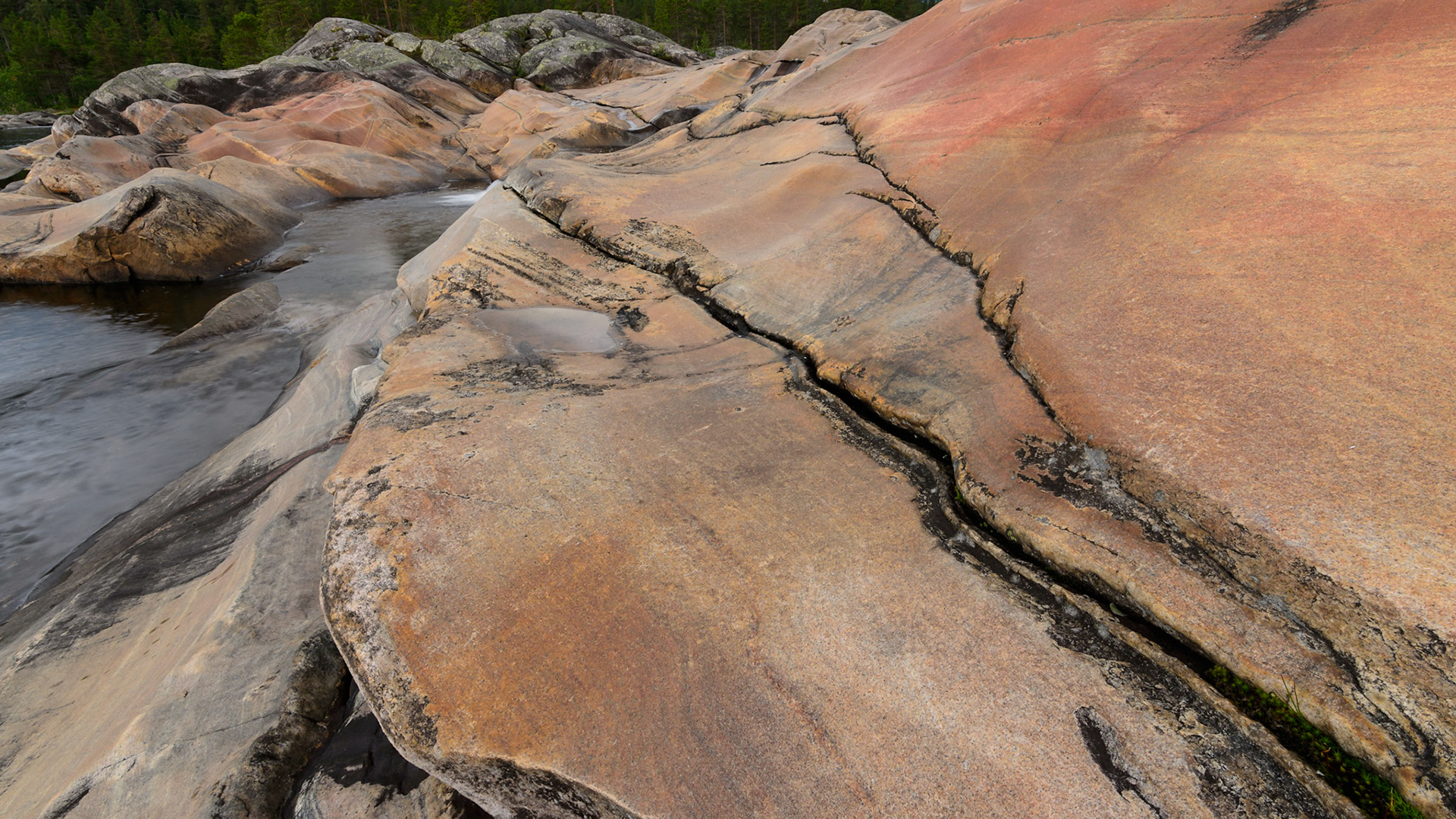 Bijzondere vormen en kleuren in de rotsen bij de Otra rivier in het Setesdal in Noorwegen. / Beautiful colors and shapes in the rocks of the Otra river in Setesdal, Norway.