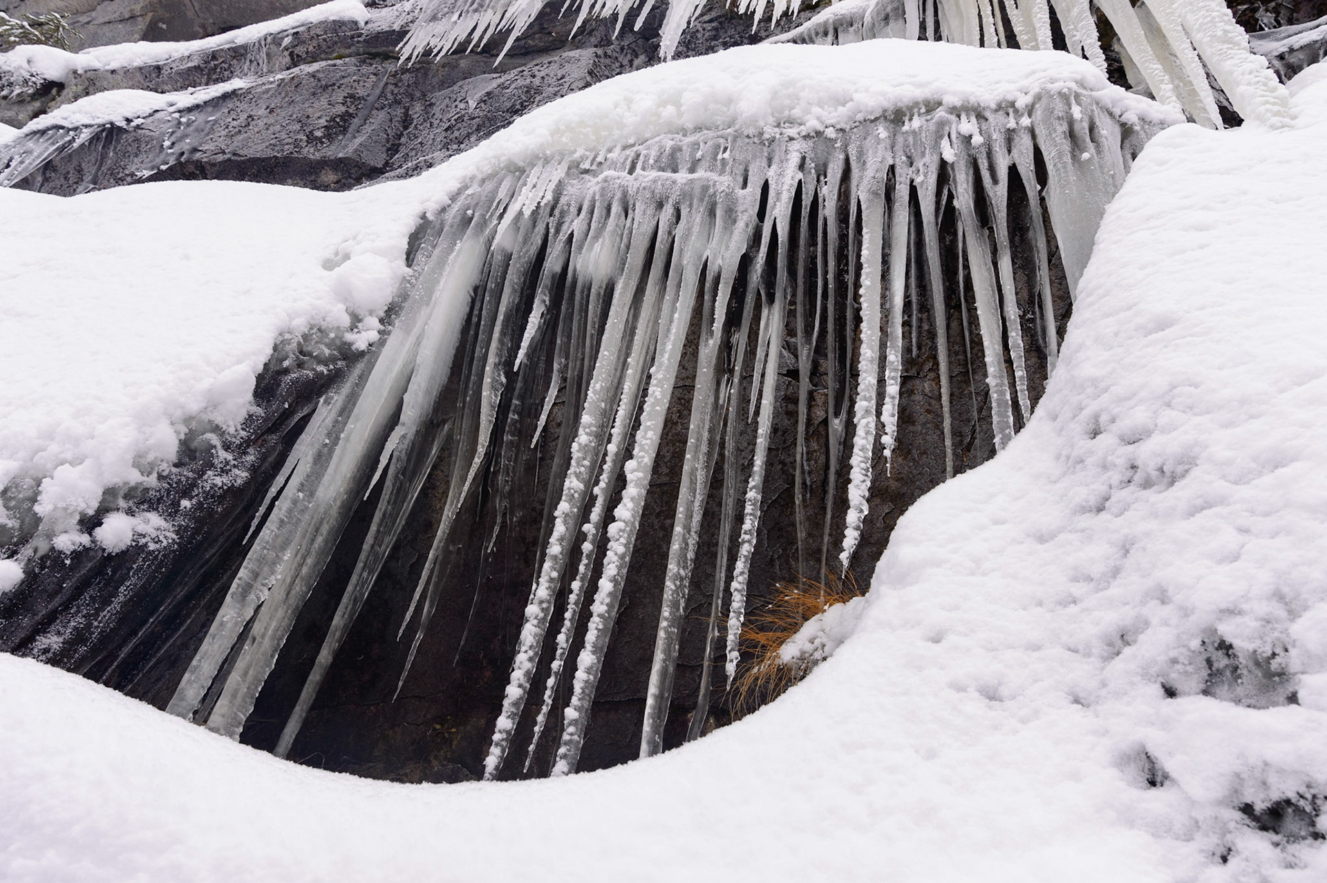 IJspegels in een bevroren waterval, ©Fred van Wijk 2019