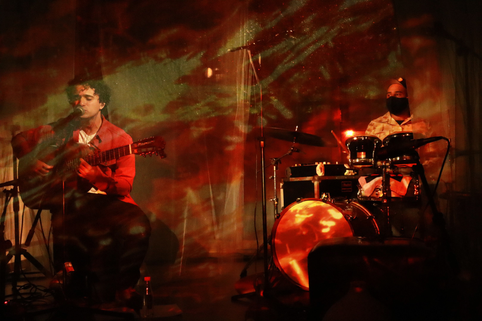 SER [[[ Luz+ Projeção: Amanda Amaral Cenário: Bia Falleiros Foto: Letícia Rodrigues