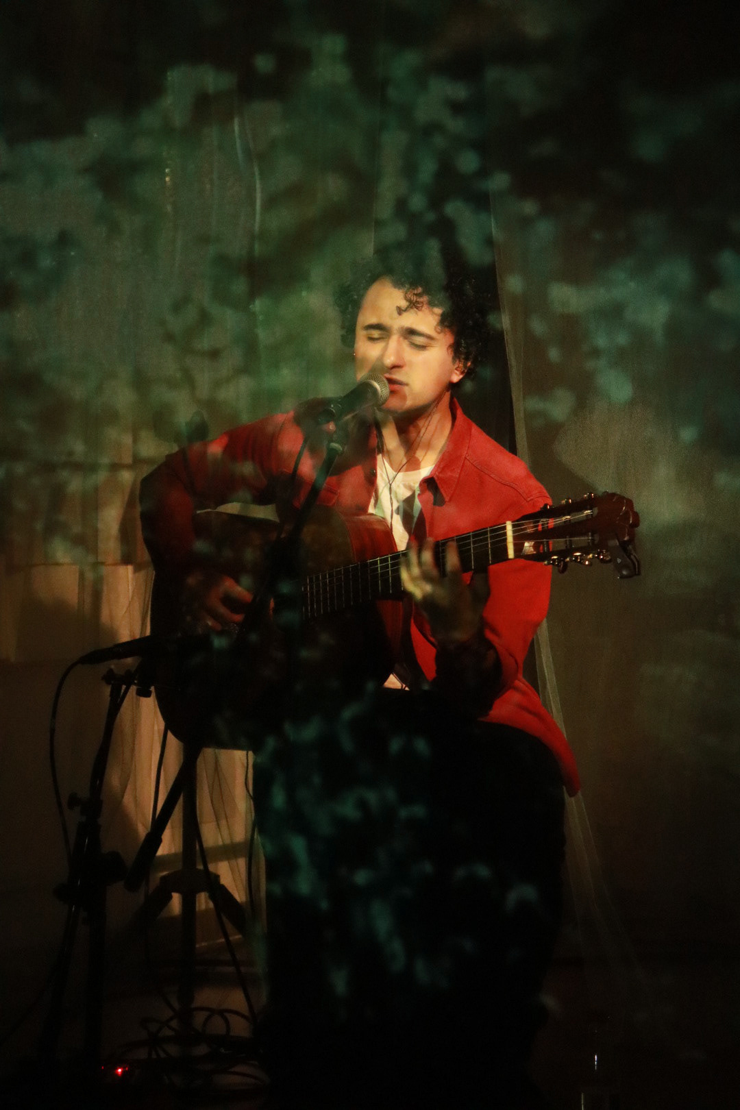 SER [[[ Luz+ Projeção: Amanda Amaral Cenário: Bia Falleiros Foto: Letícia Rodrigues