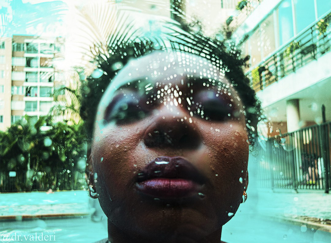 Retrato fotográfico contemporáneo de mujer en entorno urbano.