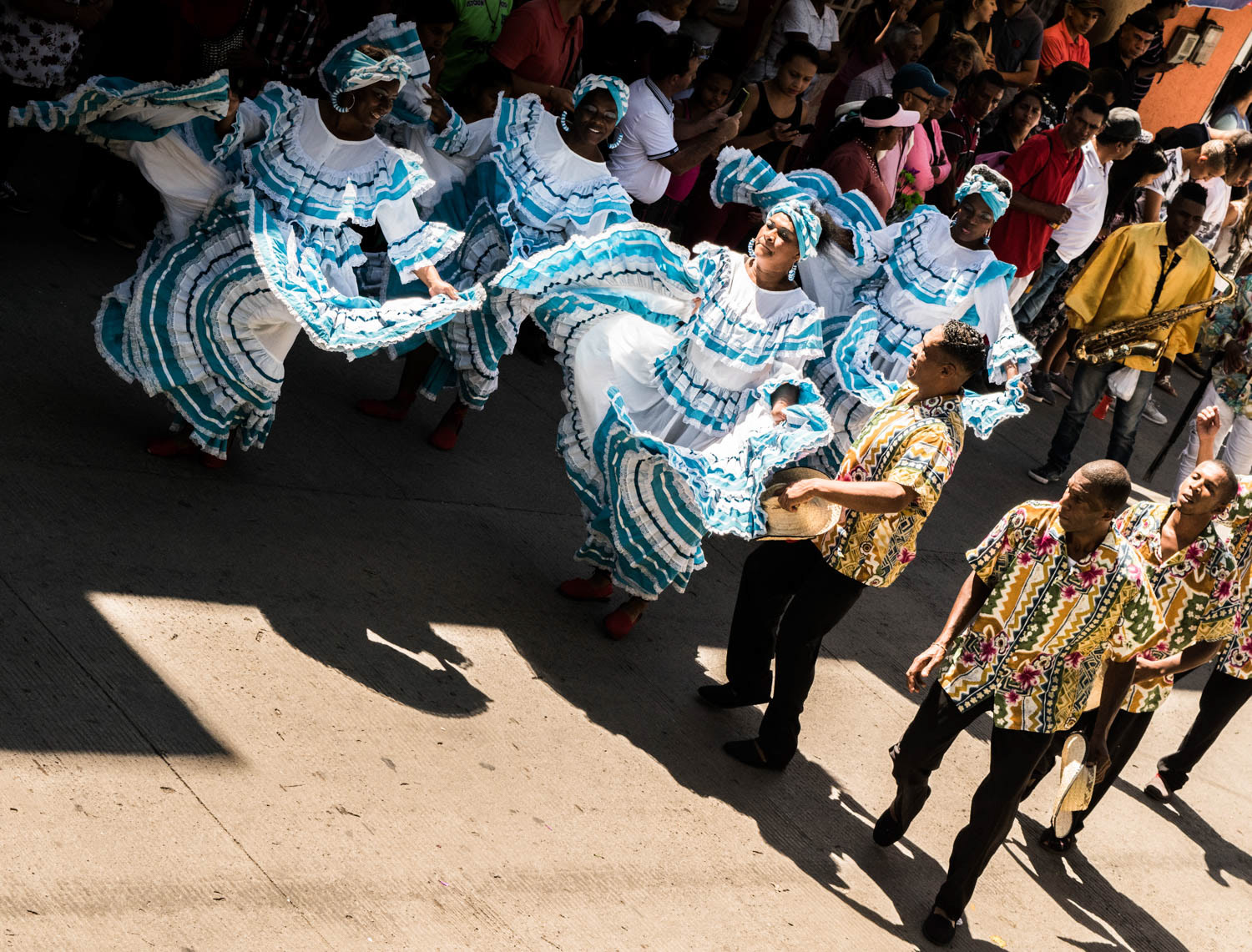 Fotografía documental de danzas tradicionales durante las fiestas del pueblo en Piendamó, Cauca, Colombia.