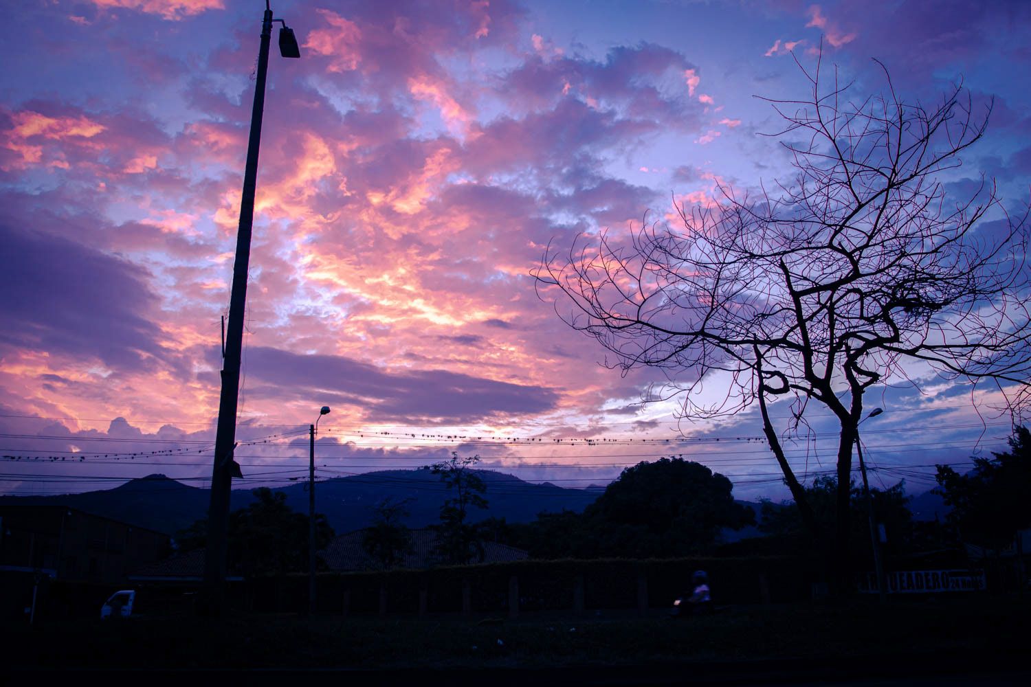 Fotografía documental de paisaje natural en entorno urbano del Valle del Cauca, Colombia, que refleja el territorio.