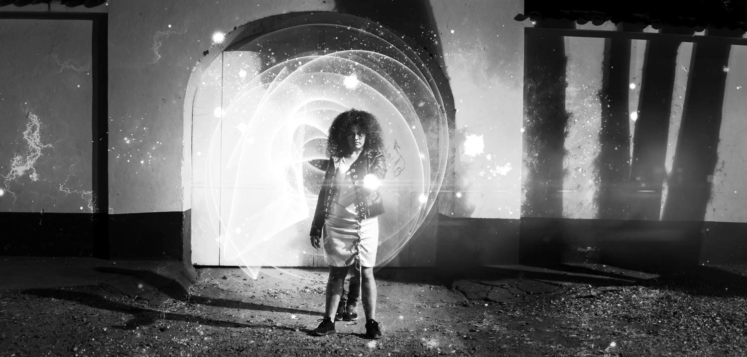 Fotografía nocturna en blanco y negro con light painting.